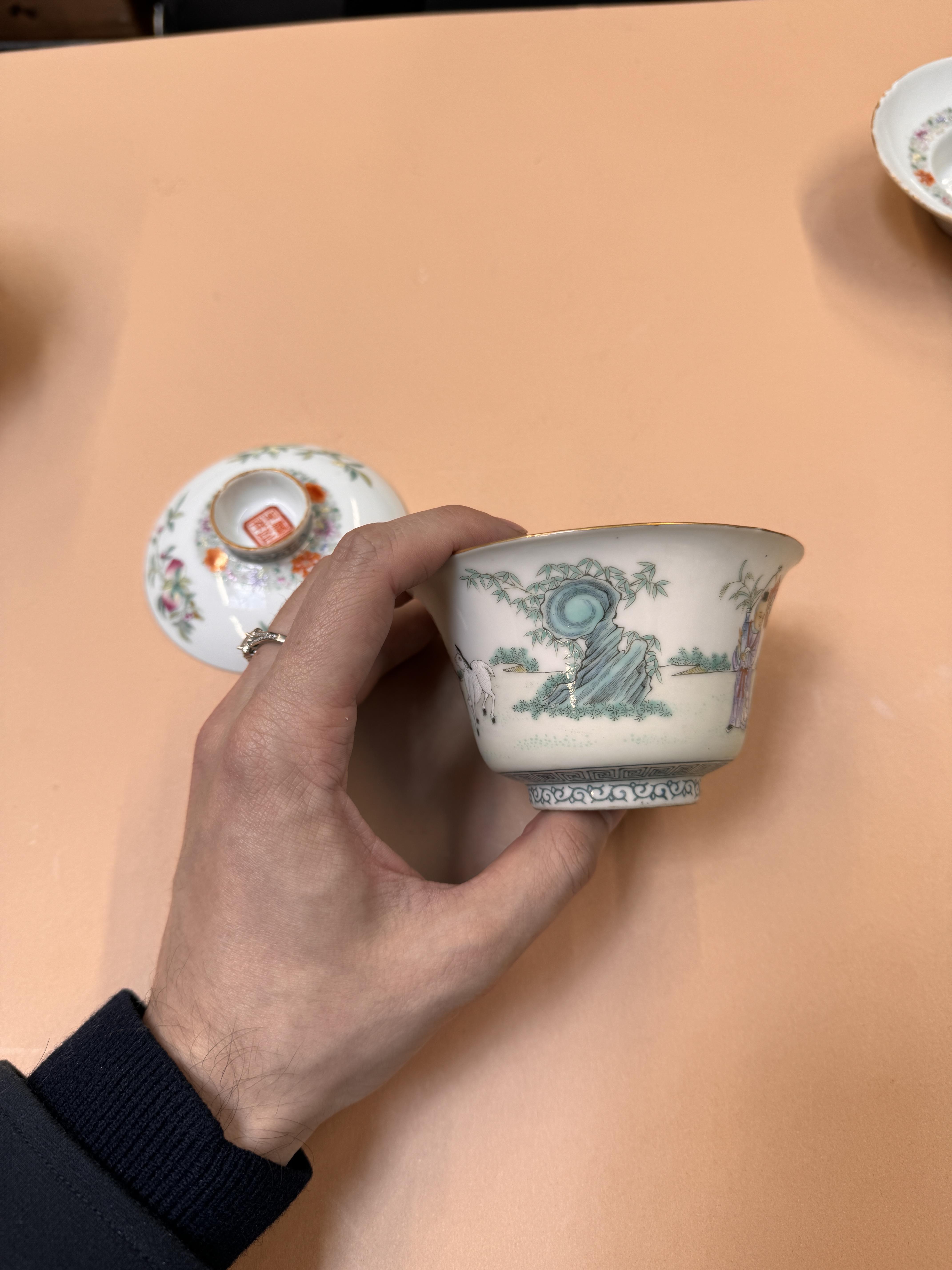 A PAIR OF CHINESE FAMILLE-ROSE CUPS, COVERS AND STANDS 民國時期 粉彩嬰戲圖蓋盌一對 《麟指呈祥》款 - Image 13 of 44