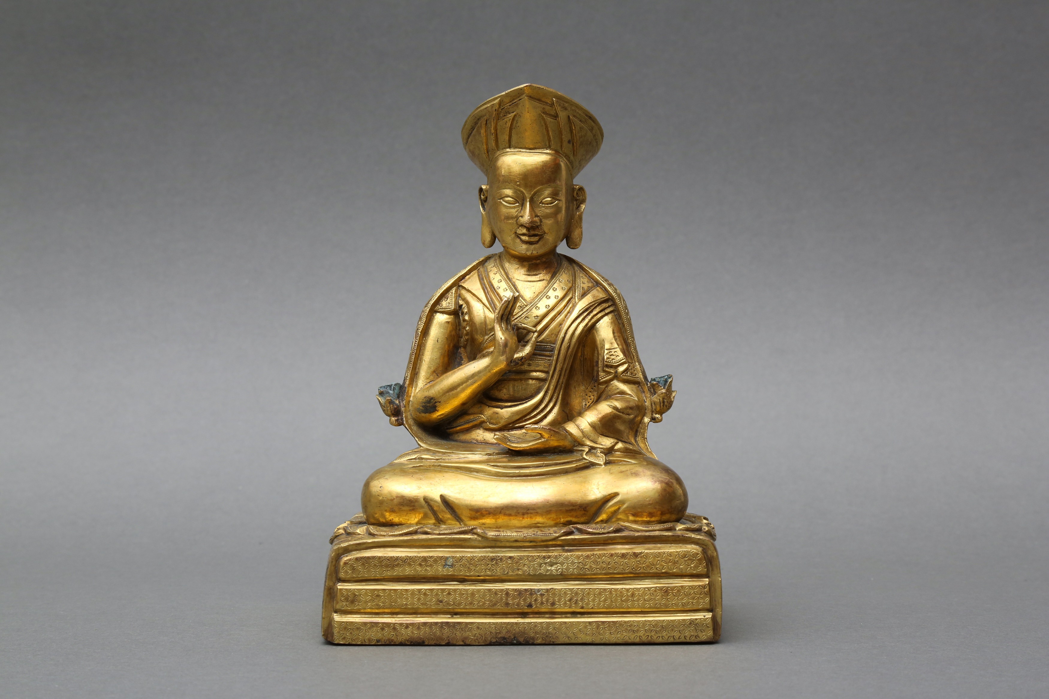 A SINO-TIBETAN GILT BRONZE FIGURE OF THE THIRD CHANGKYA HUTUKTU, ROLPAI DORJE 清十八世紀 銅鎏金三世章嘉呼圖克圖若必多吉坐