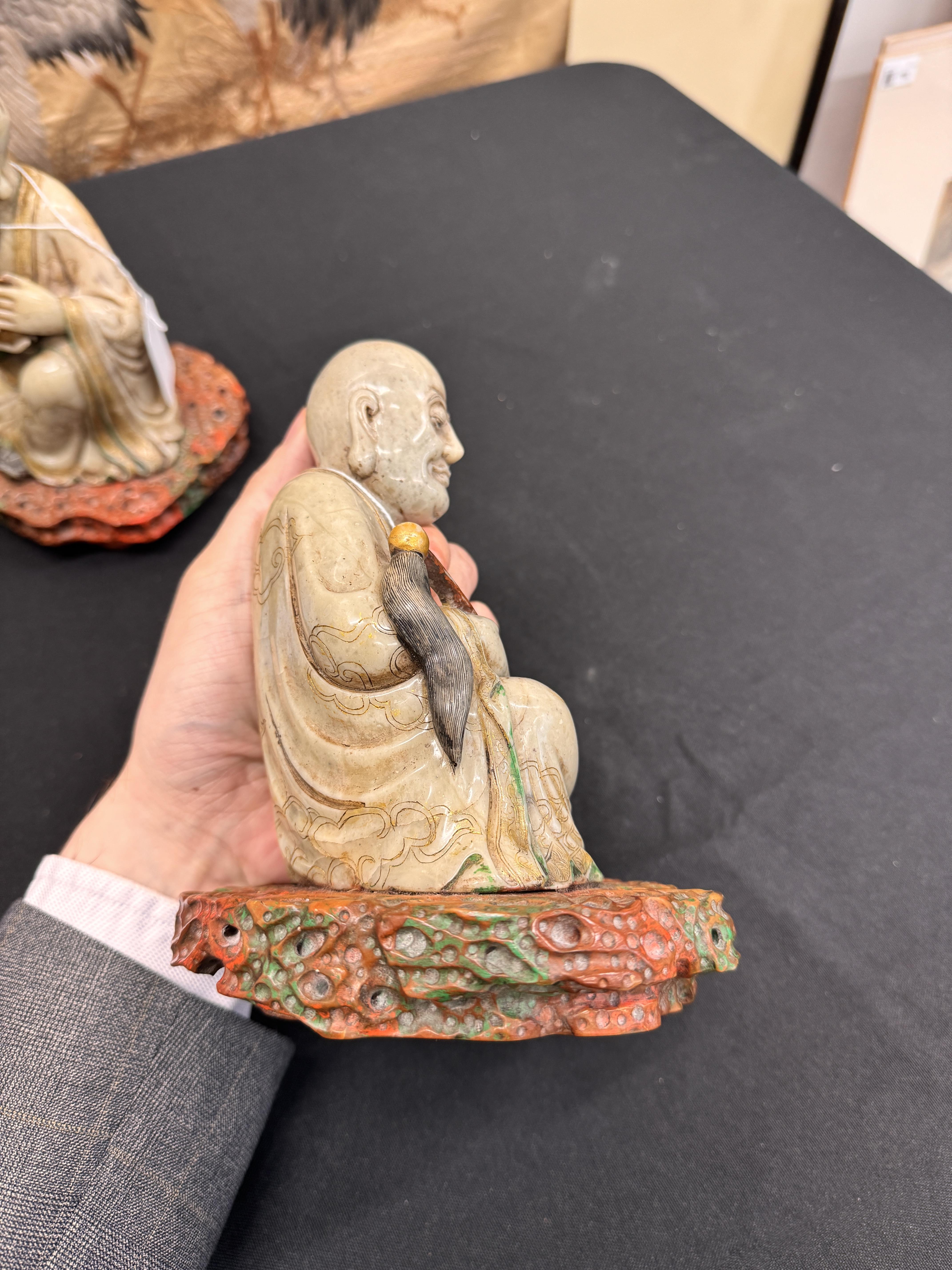 A PAIR OF FINE CHINESE SOAPSTONE 'LUOHAN' FIGURES 清康熙 壽山石羅漢坐像一對 - Image 4 of 24