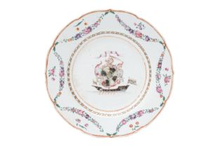 A CHINESE EXPORT FAMILLE ROSE ARMORIAL DISH 清十八至十九世紀 外銷粉彩繪徽章紋盤