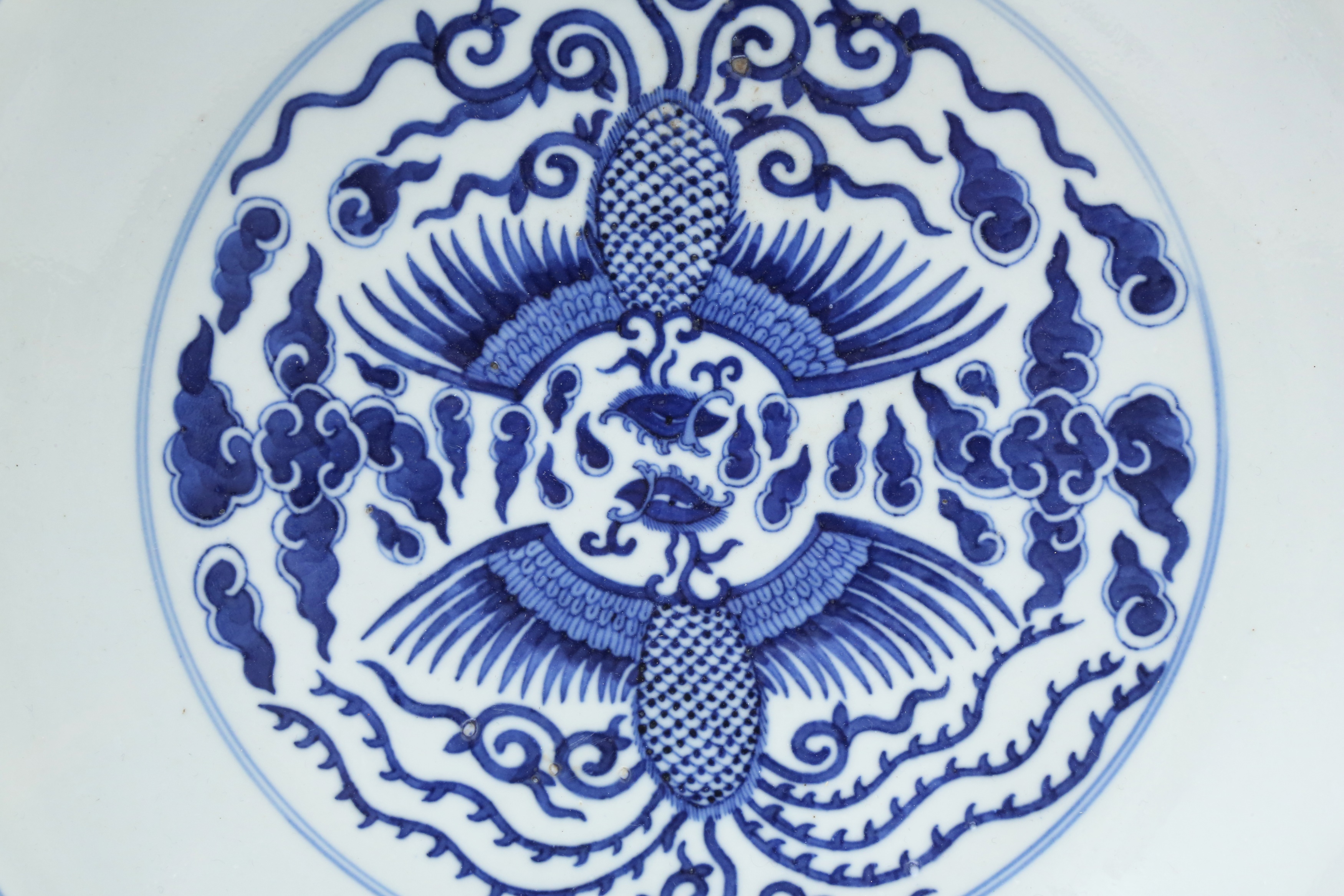 A CHINESE BLUE AND WHITE 'PHOENIX' DISH 清同治 青花雙鳳雲紋盤 《大清同治年製》款 - Image 3 of 13