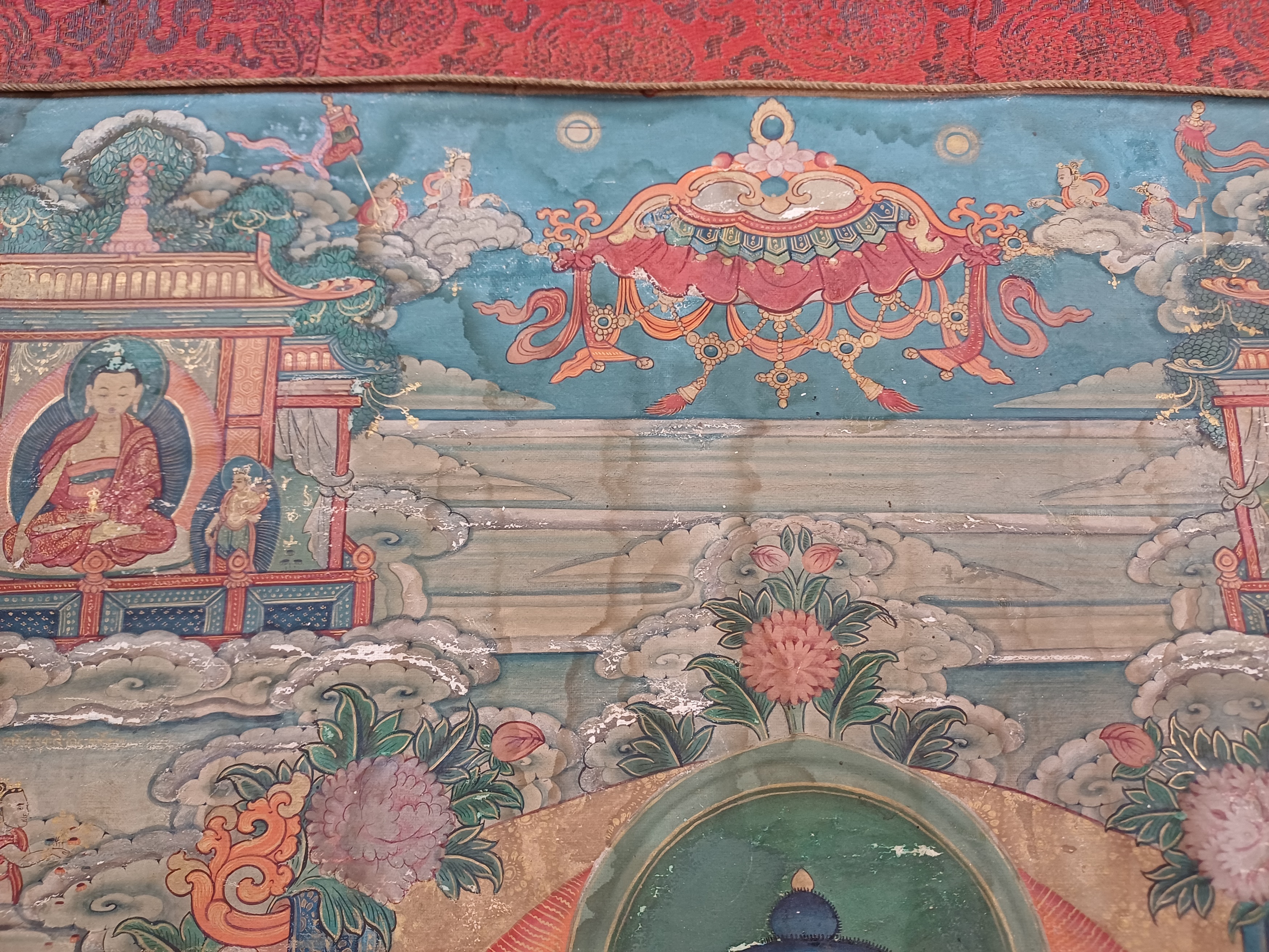 A TIBETAN PAINTED THANGKA OF BUDDHA SHAKYAMUNI 十八世紀 藏傳釋迦牟尼佛像唐卡 - Image 8 of 18
