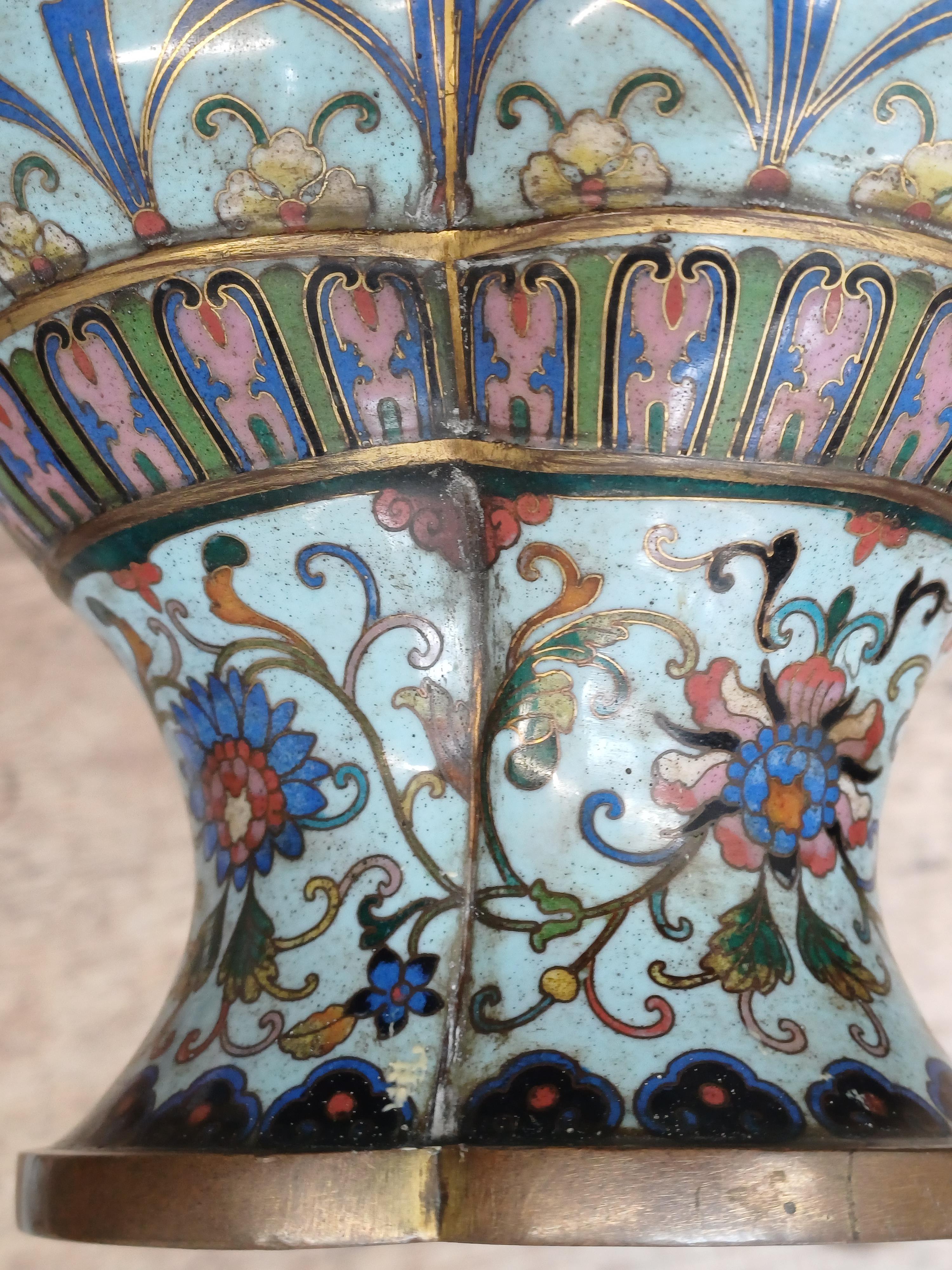 A PAIR OF CHINESE CLOISONNÉ ENAMEL VASES 清十八世紀 銅胎掐絲琺瑯番蓮紋瓶一對 - Image 11 of 17