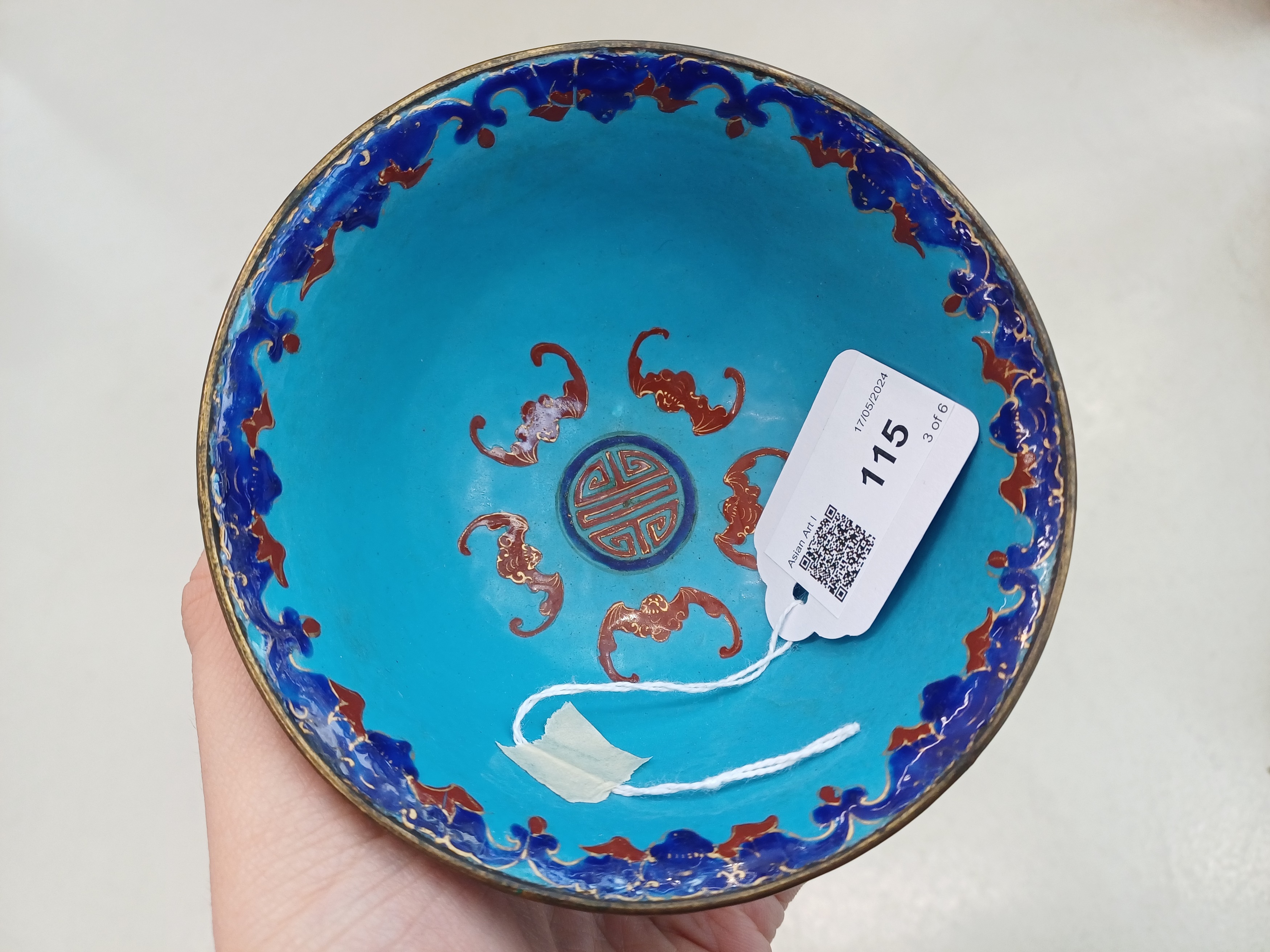 A GROUP OF CHINESE CANTON ENAMEL WARES 清十九世紀 廣東銅胎畫琺瑯纏枝蓮紋雜項 - Bild 8 aus 36