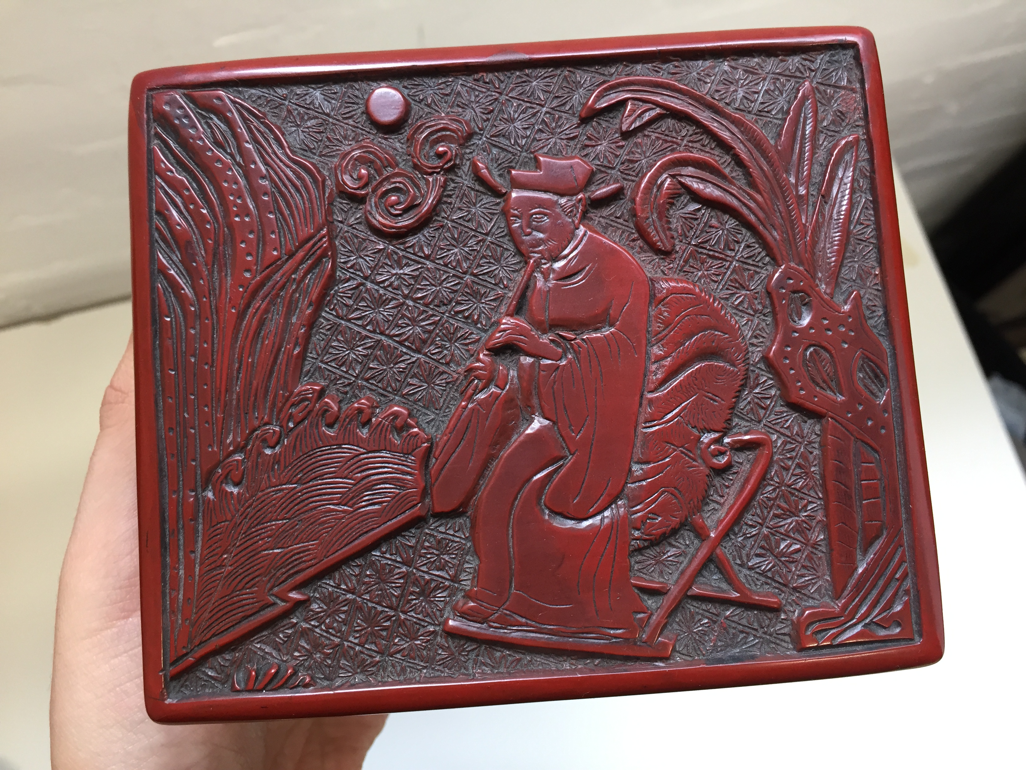 A CHINESE CINNABAR LACQUER 'MUSICIAN' BOX AND COVER 晚明 剔紅圖高士行樂圖紋蓋盒 - Image 3 of 20
