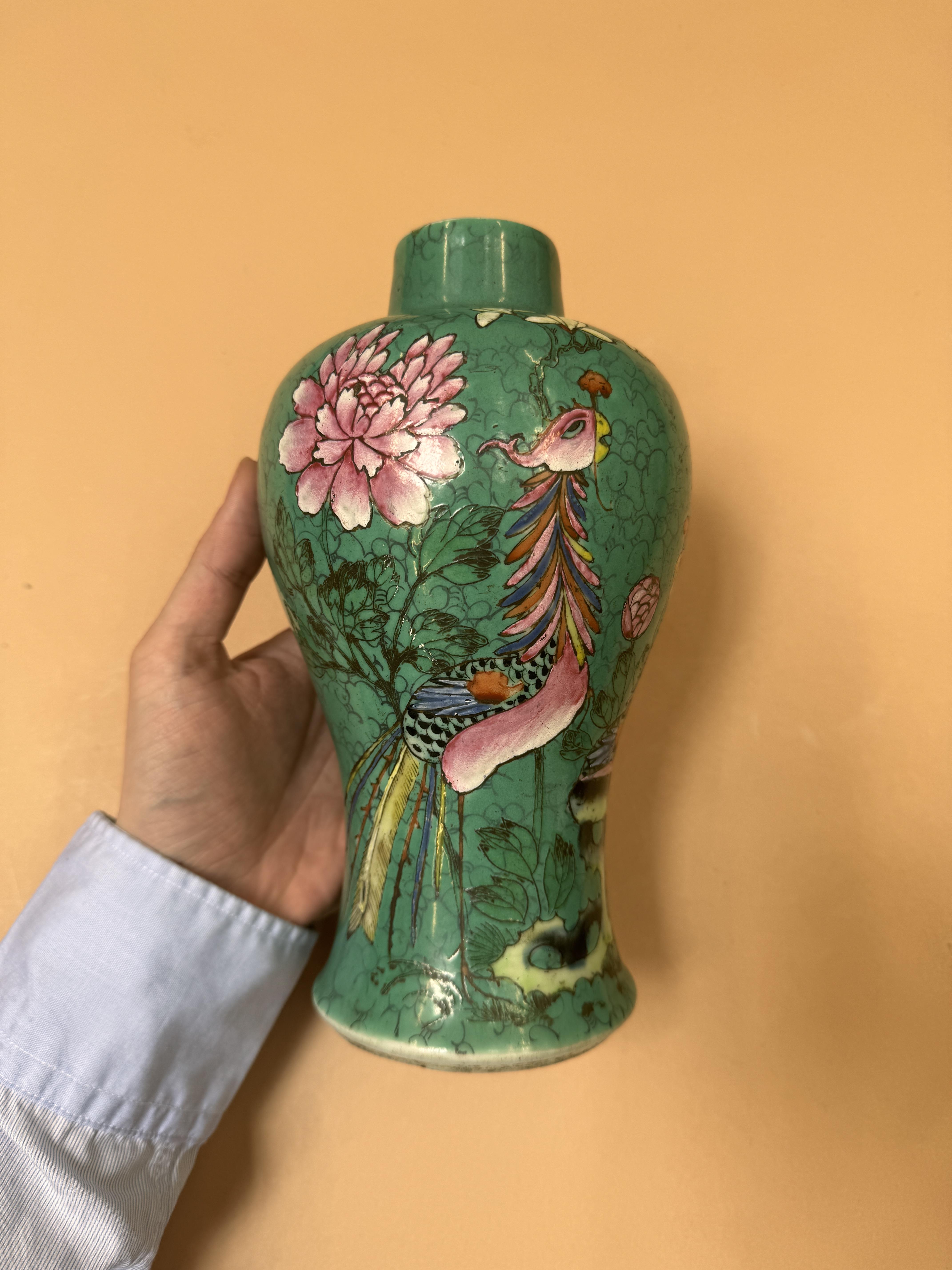 A CHINESE FAMILLE-ROSE 'PHOENIX' VASE FOR THE STRAITS OR PERANAKAN MARKET 清十八世紀 粉彩松石綠地穿花鳳紋瓶 - Image 5 of 11