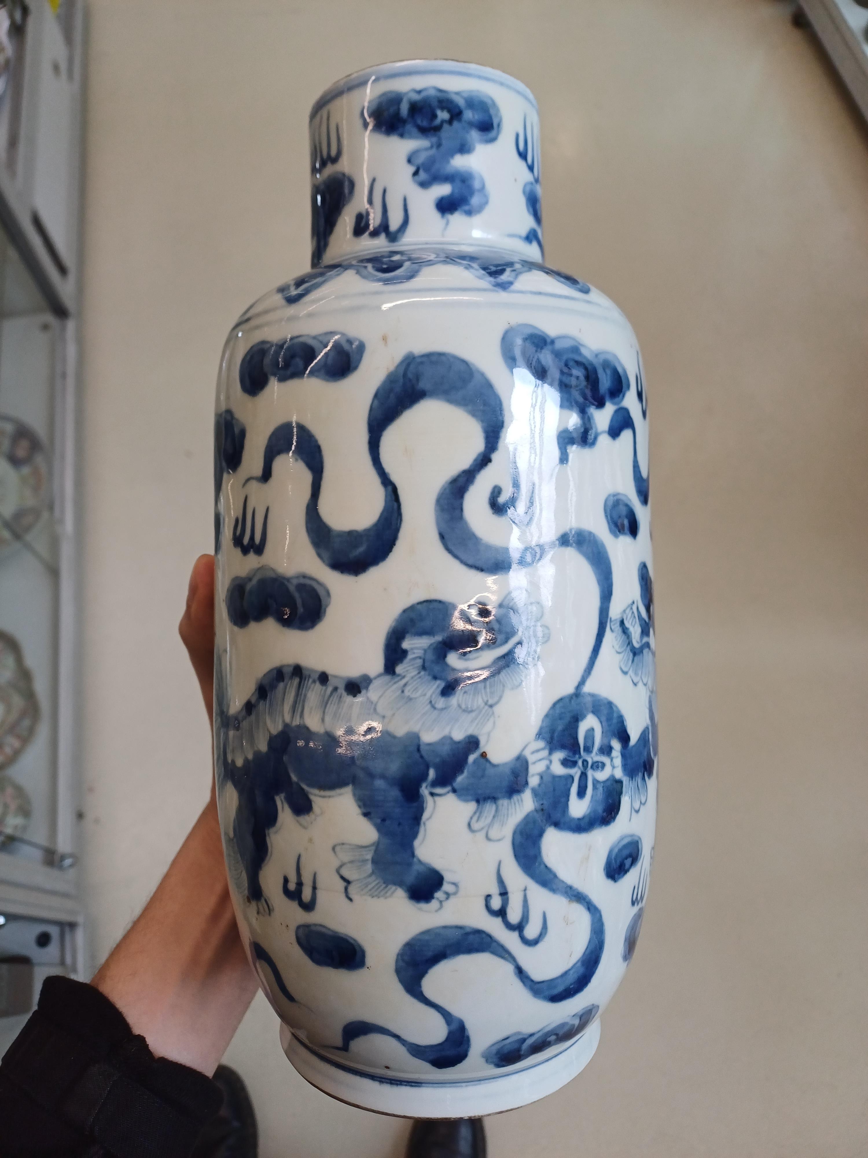 A CHINESE BLUE AND WHITE 'LION DOGS' VASE 清十八或十九世紀 青花佛獅戲球紋瓶 - Image 9 of 11