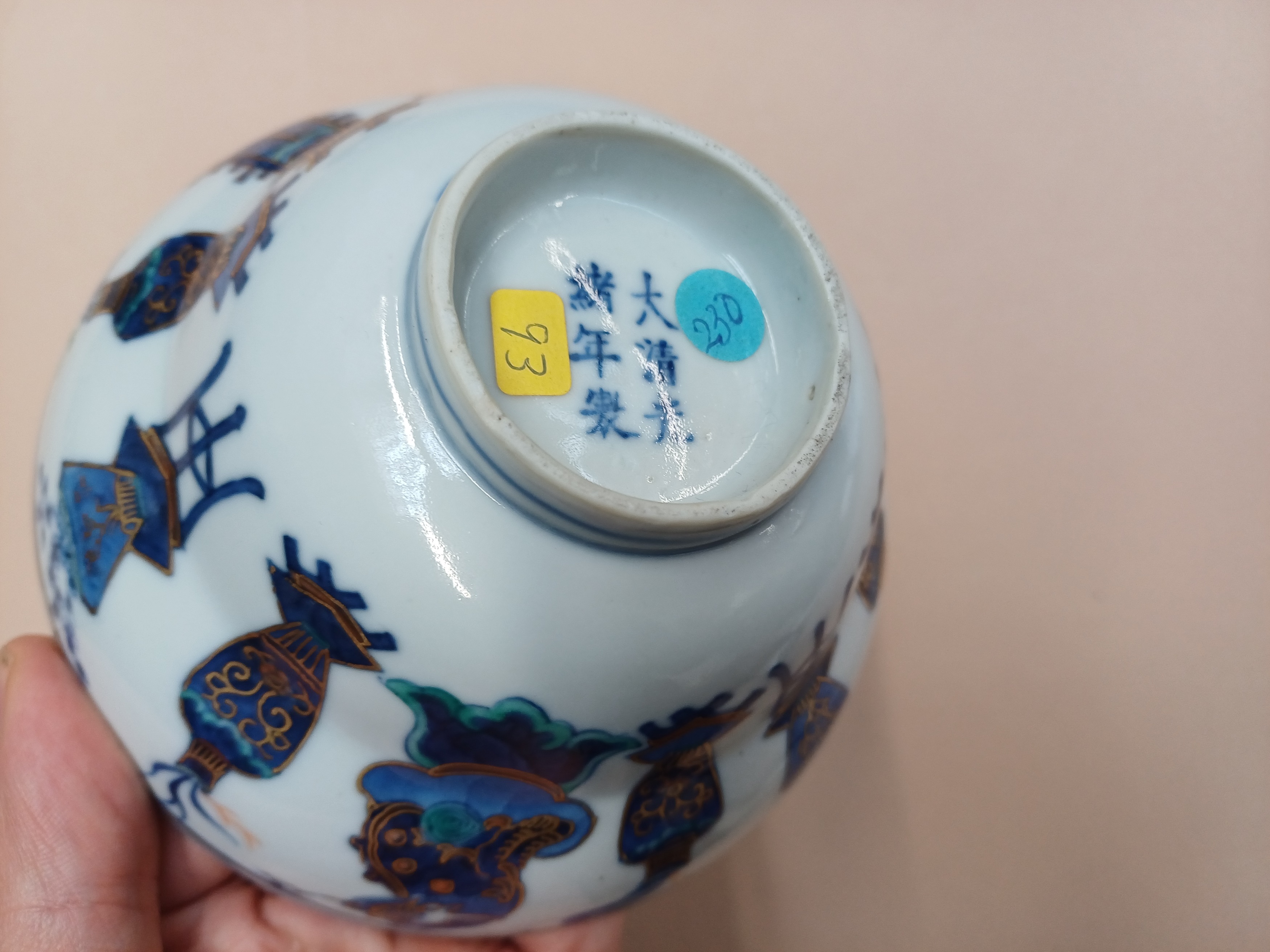 A CHINESE BLUE AND WHITE 'ANTIQUES' OGEE BOWL 清光緒 青花博古圖紋折腰碗 《大清光緒年製》款 - Image 7 of 9