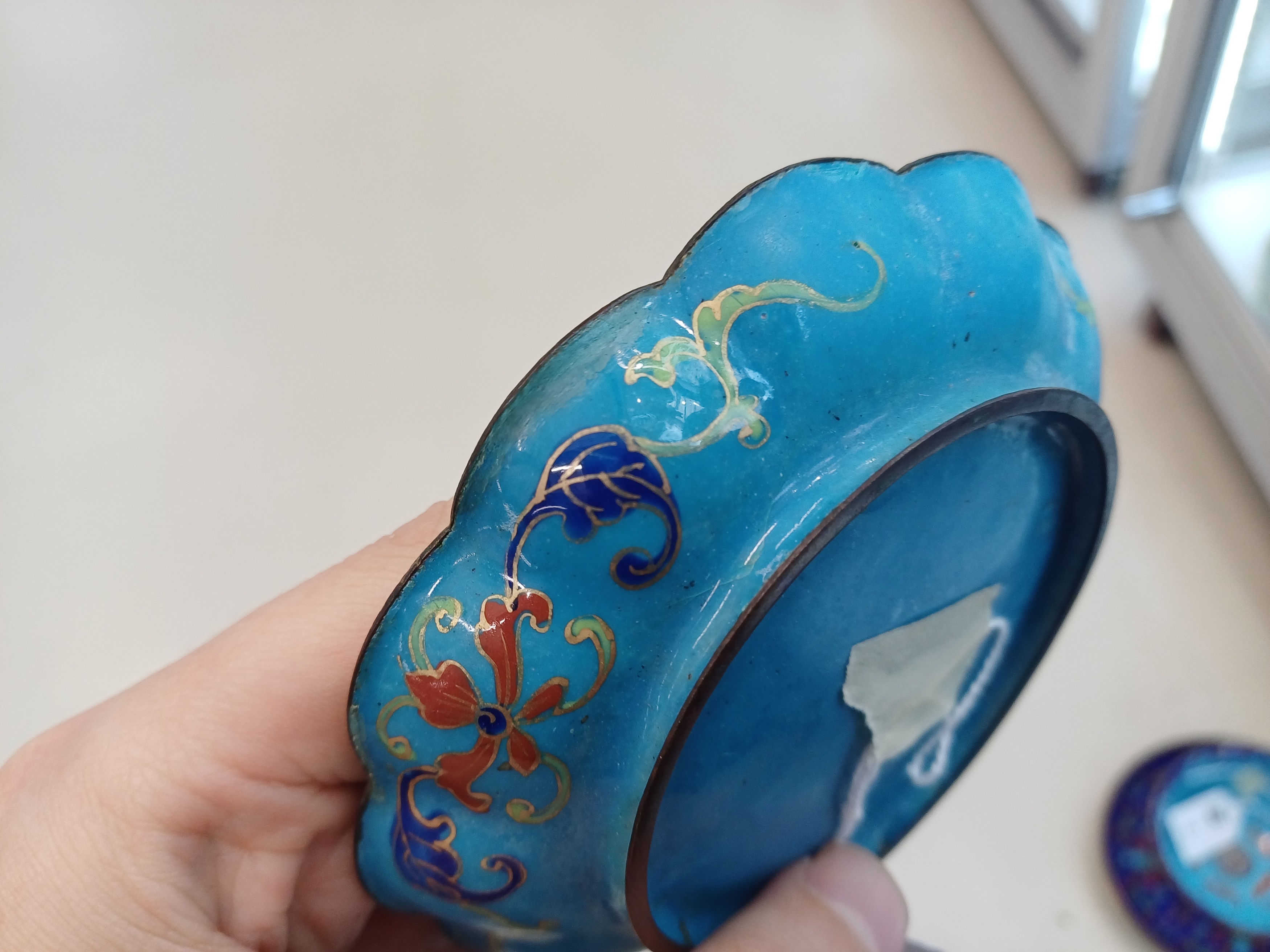 A GROUP OF CHINESE CANTON ENAMEL WARES 清十九世紀 廣東銅胎畫琺瑯纏枝蓮紋雜項 - Bild 11 aus 36