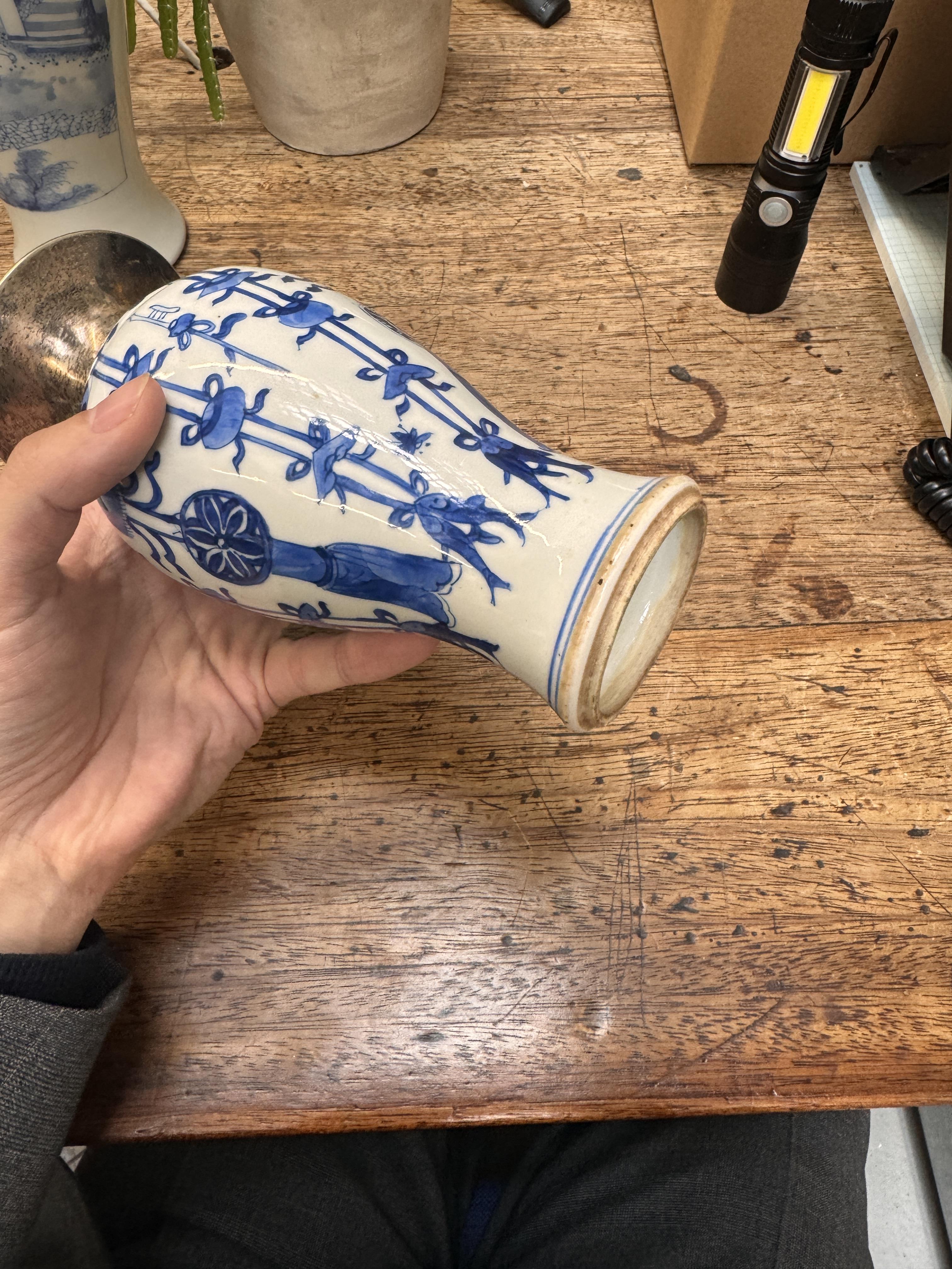 A CHINESE BLUE AND WHITE VASE 清康熙 青花雙魚紋瓶 - Image 6 of 17