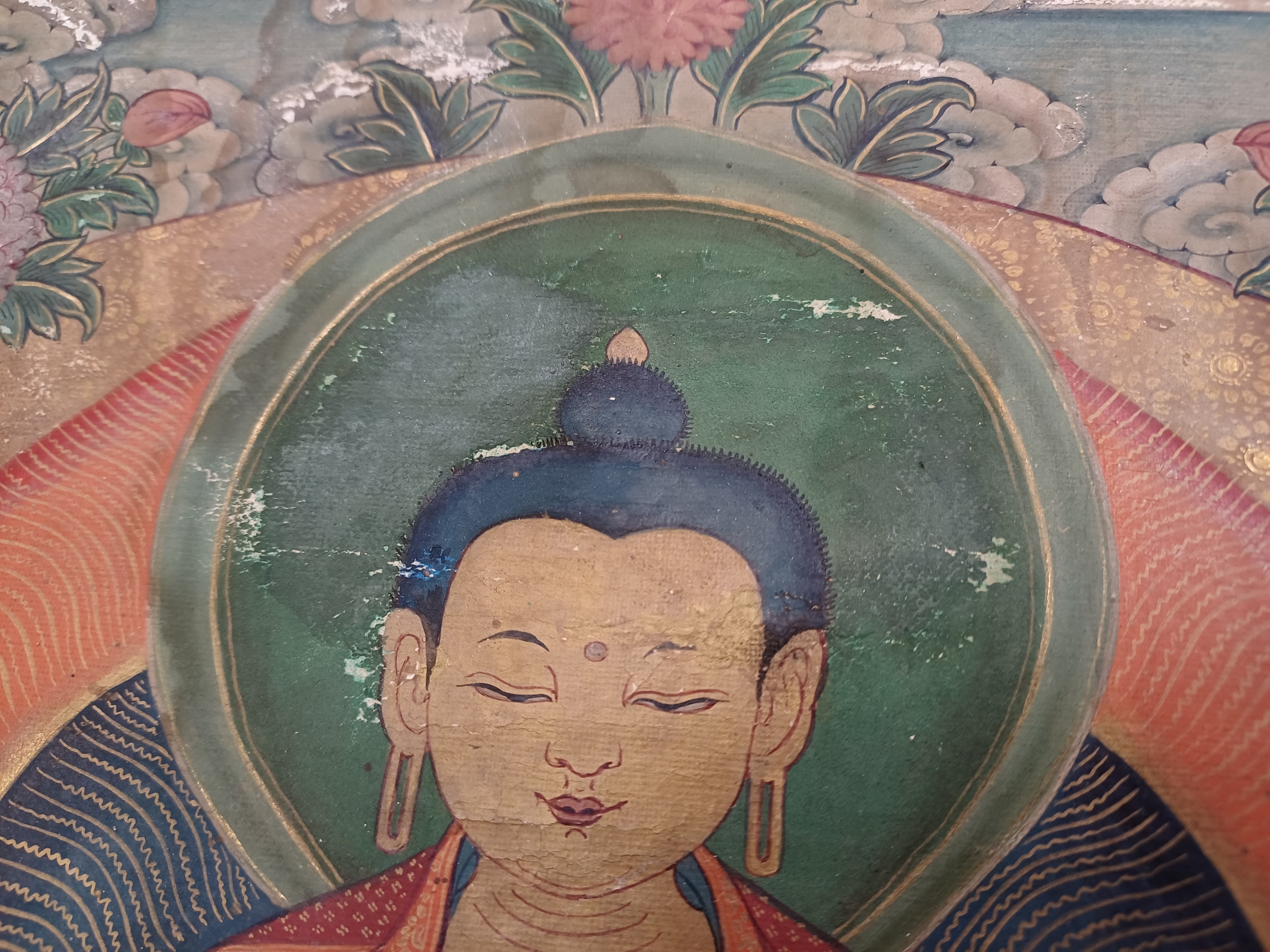 A TIBETAN PAINTED THANGKA OF BUDDHA SHAKYAMUNI 十八世紀 藏傳釋迦牟尼佛像唐卡 - Image 12 of 18