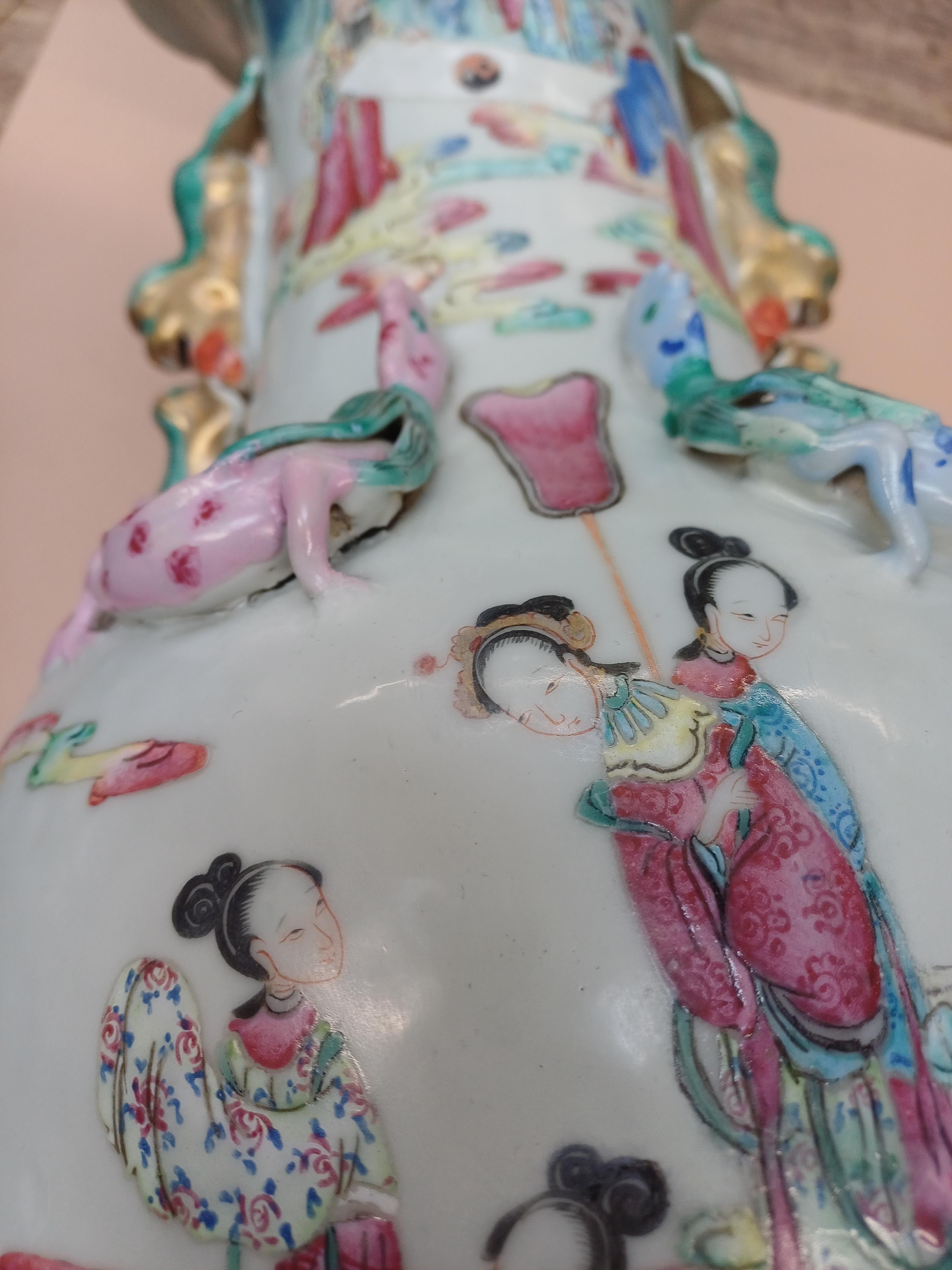 A LARGE CHINESE FAMILLE-ROSE BALUSTER VASE 清道光 粉彩人物故事圖紋雙螭龍耳瓶 - Image 10 of 16