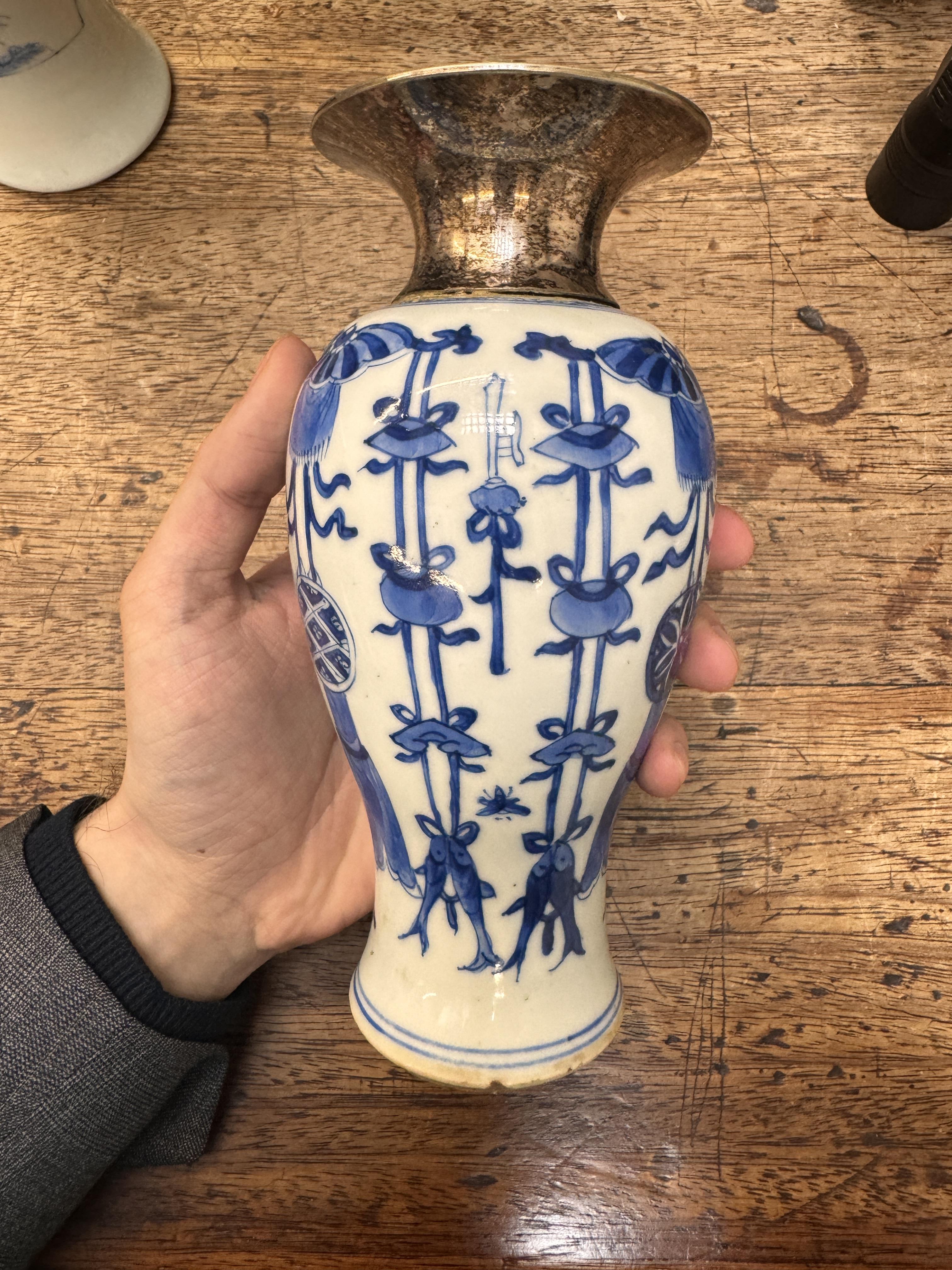 A CHINESE BLUE AND WHITE VASE 清康熙 青花雙魚紋瓶 - Image 11 of 17