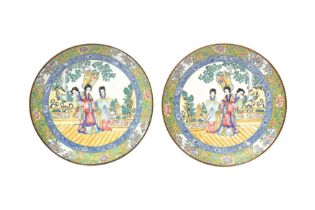 A PAIR OF CHINESE CANTON ENAMEL 'LADIES' DISHES 民國時期 廣東銅胎畫琺瑯仕女圖盤一對