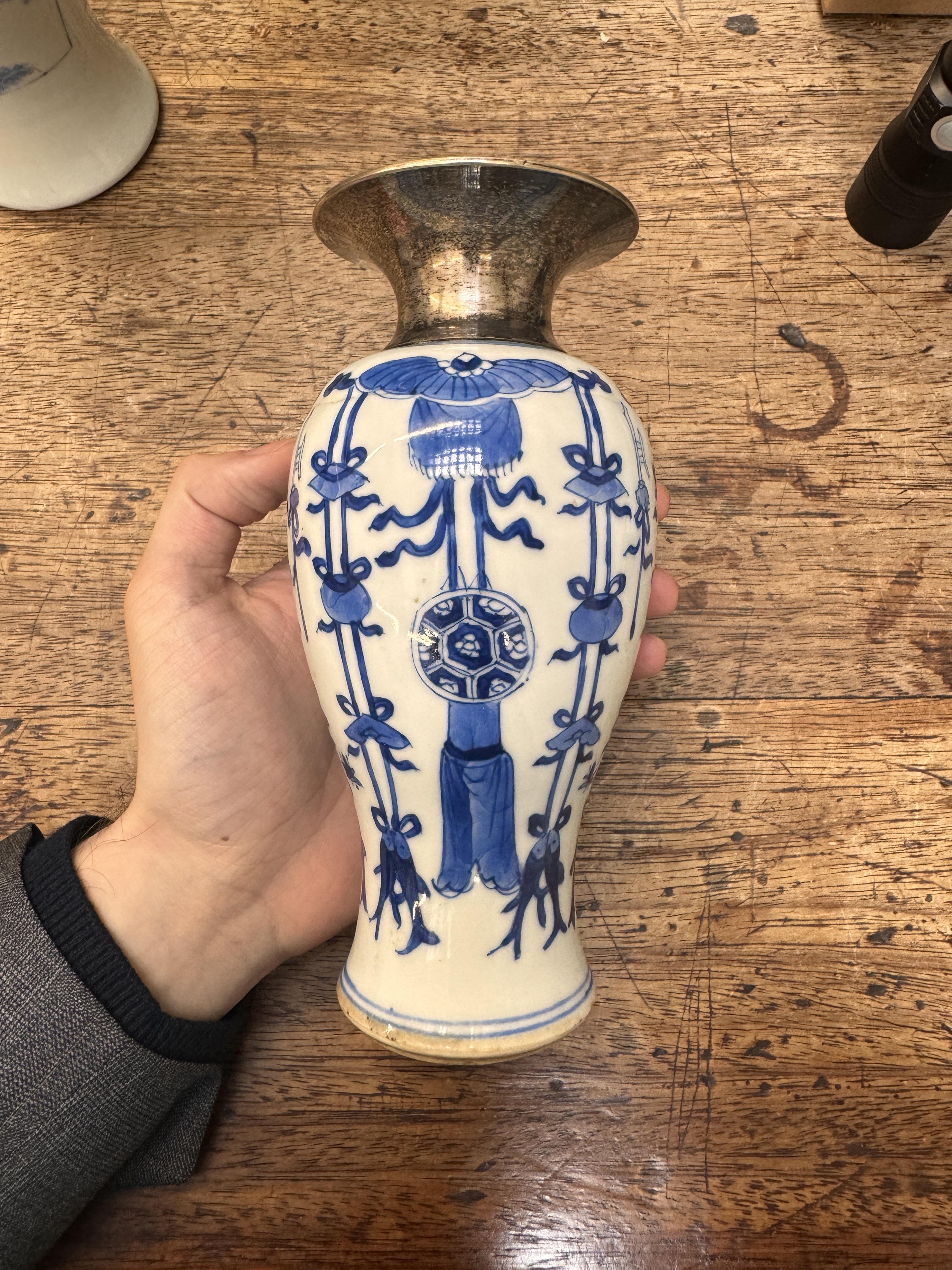 A CHINESE BLUE AND WHITE VASE 清康熙 青花雙魚紋瓶 - Image 14 of 17