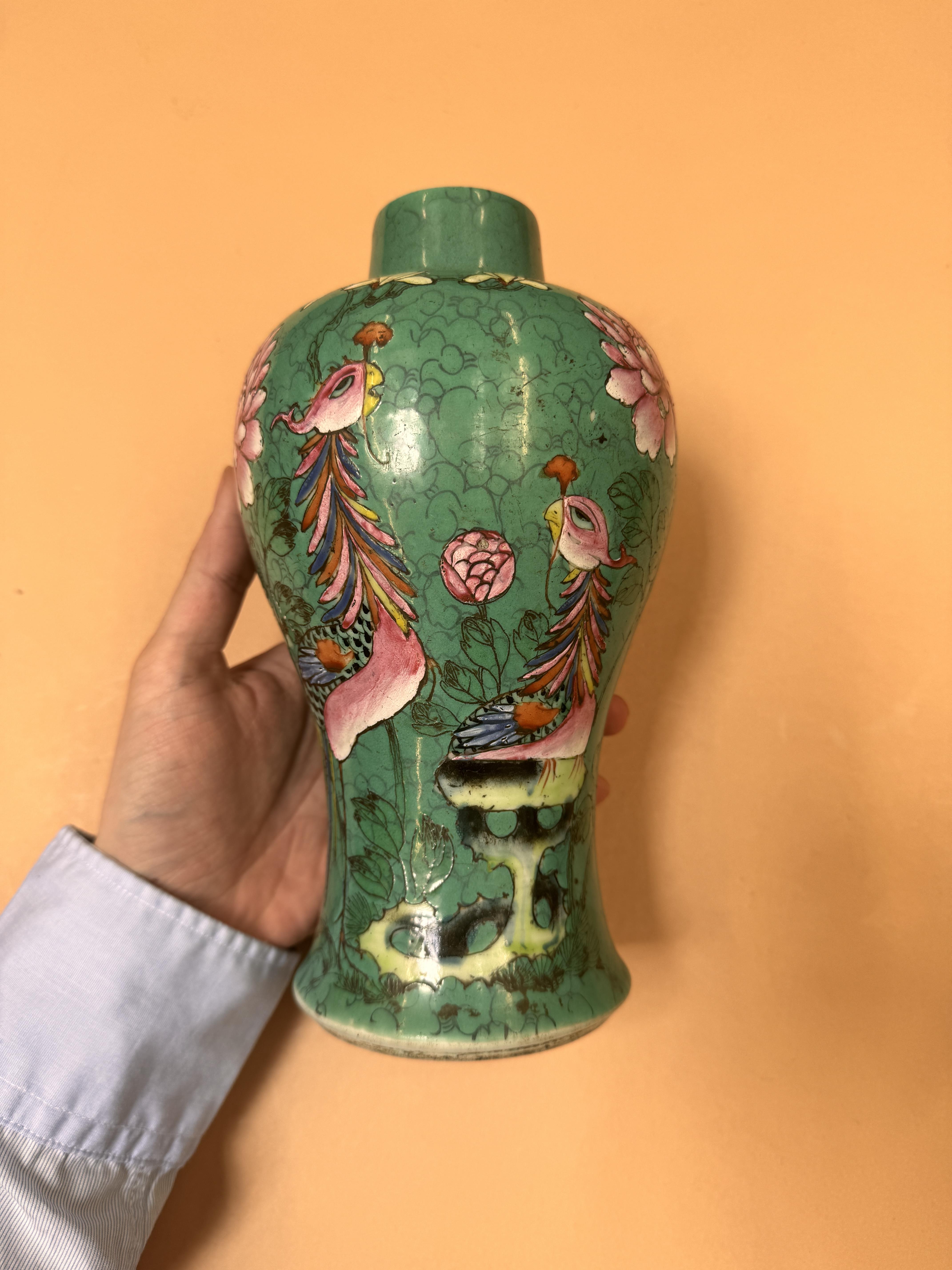 A CHINESE FAMILLE-ROSE 'PHOENIX' VASE FOR THE STRAITS OR PERANAKAN MARKET 清十八世紀 粉彩松石綠地穿花鳳紋瓶 - Image 6 of 11