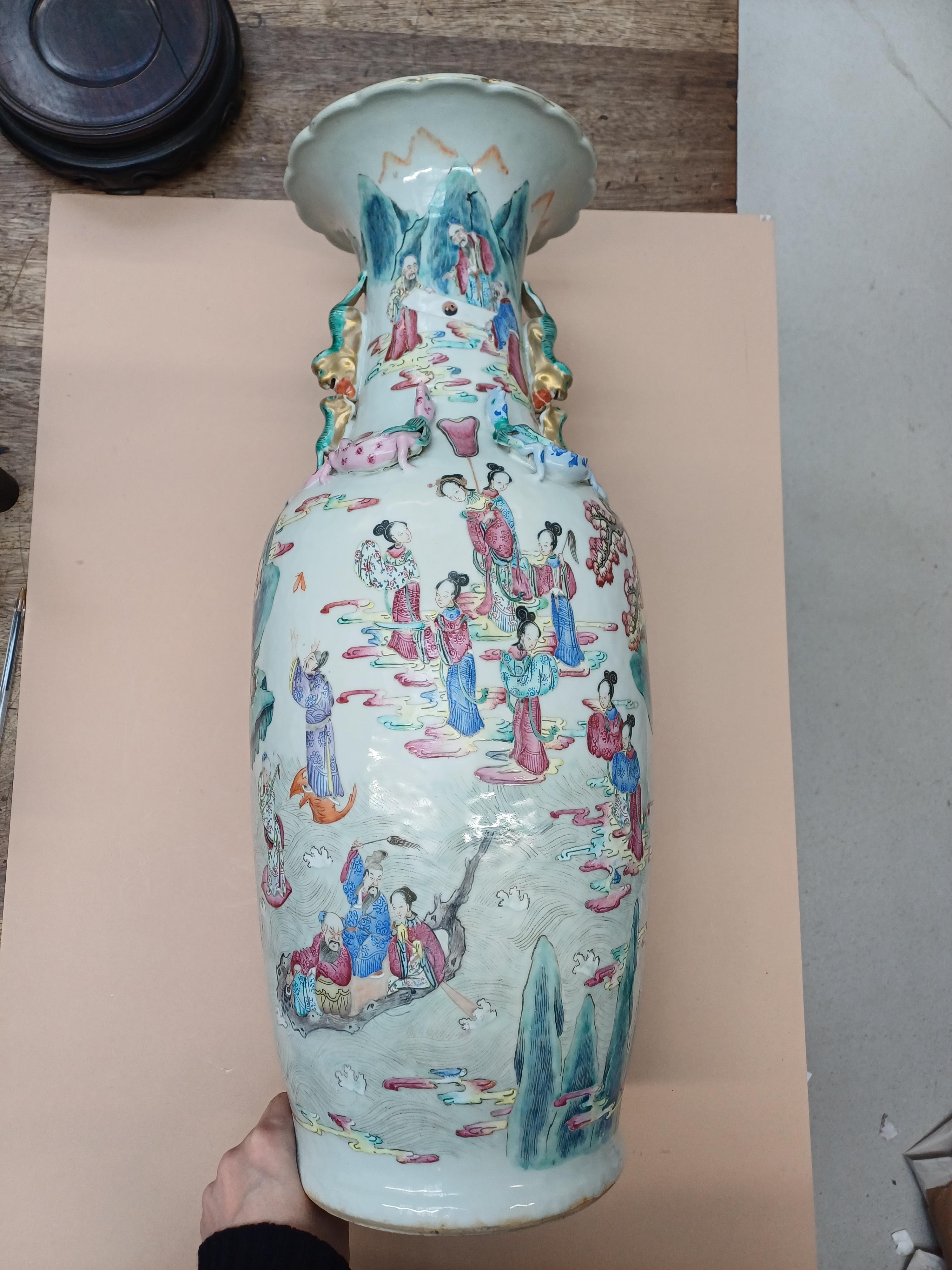 A LARGE CHINESE FAMILLE-ROSE BALUSTER VASE 清道光 粉彩人物故事圖紋雙螭龍耳瓶 - Image 5 of 16