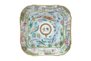 A CHINESE CANTON FAMILLE ROSE ARMORIAL 'ARMS OF CLERKE' SQUARE DISH 十九世紀 約1813年 廣彩繪克萊克家族徽章紋方盤
