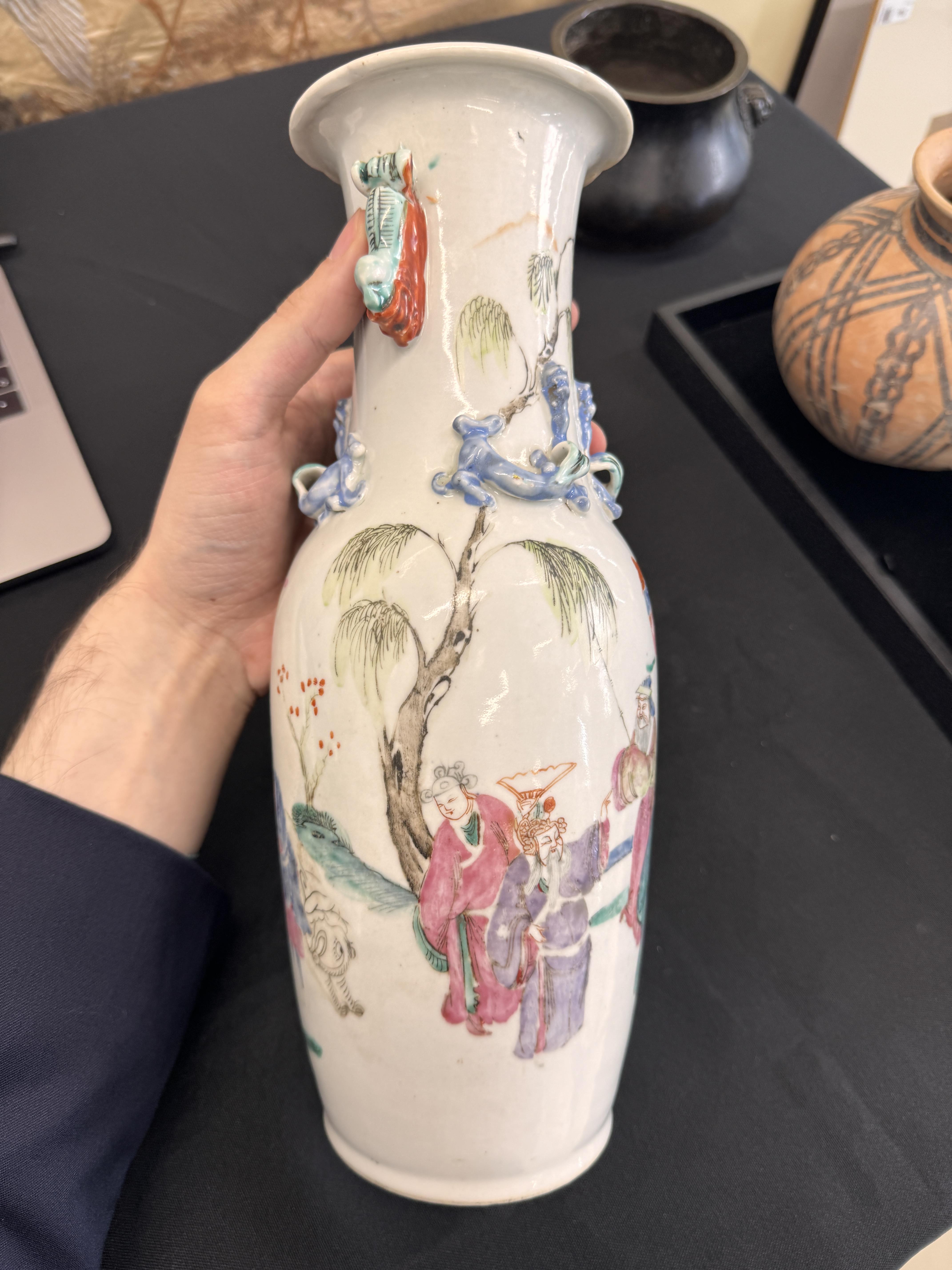 A CHINESE FAMILLE-ROSE 'SCHOLARS' VASE 清十九世紀 粉彩人物故事圖紋雙獅耳瓶 - Image 16 of 19