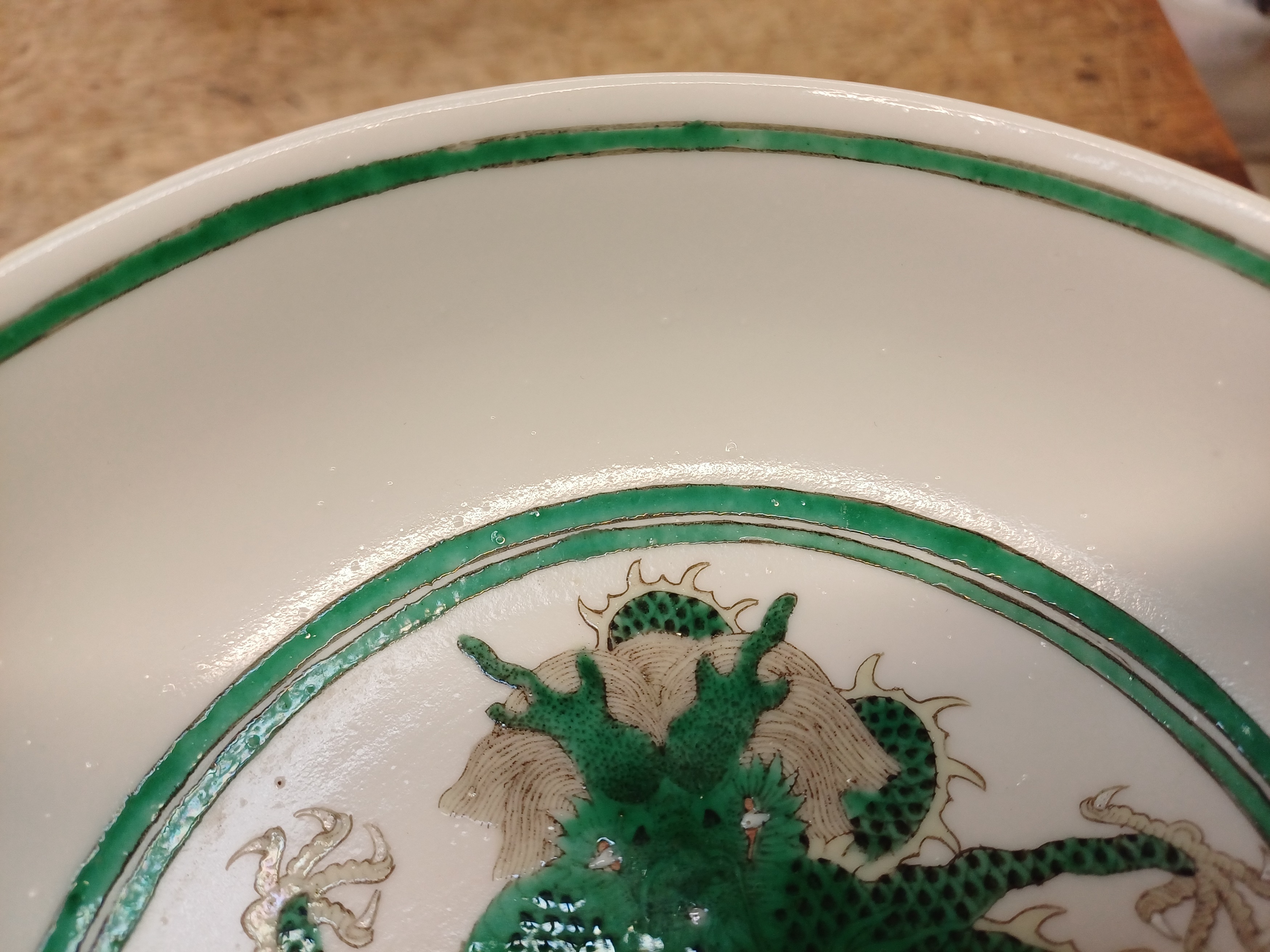 A CHINESE GREEN-ENAMELLED 'DRAGONS' DISH 清同治 綠彩龍紋盤 《大清同治年製》款 - Image 14 of 18