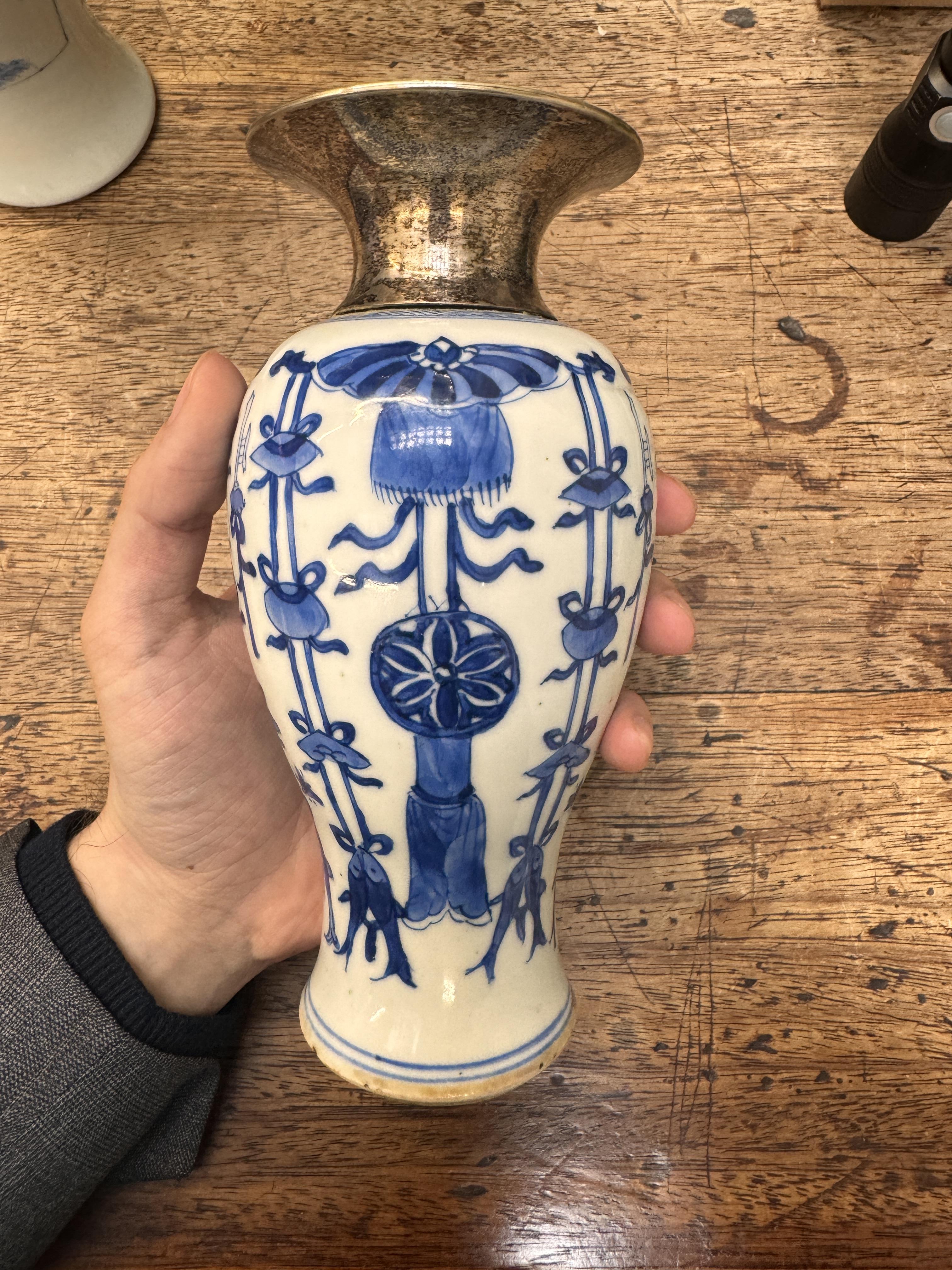 A CHINESE BLUE AND WHITE VASE 清康熙 青花雙魚紋瓶 - Image 12 of 17