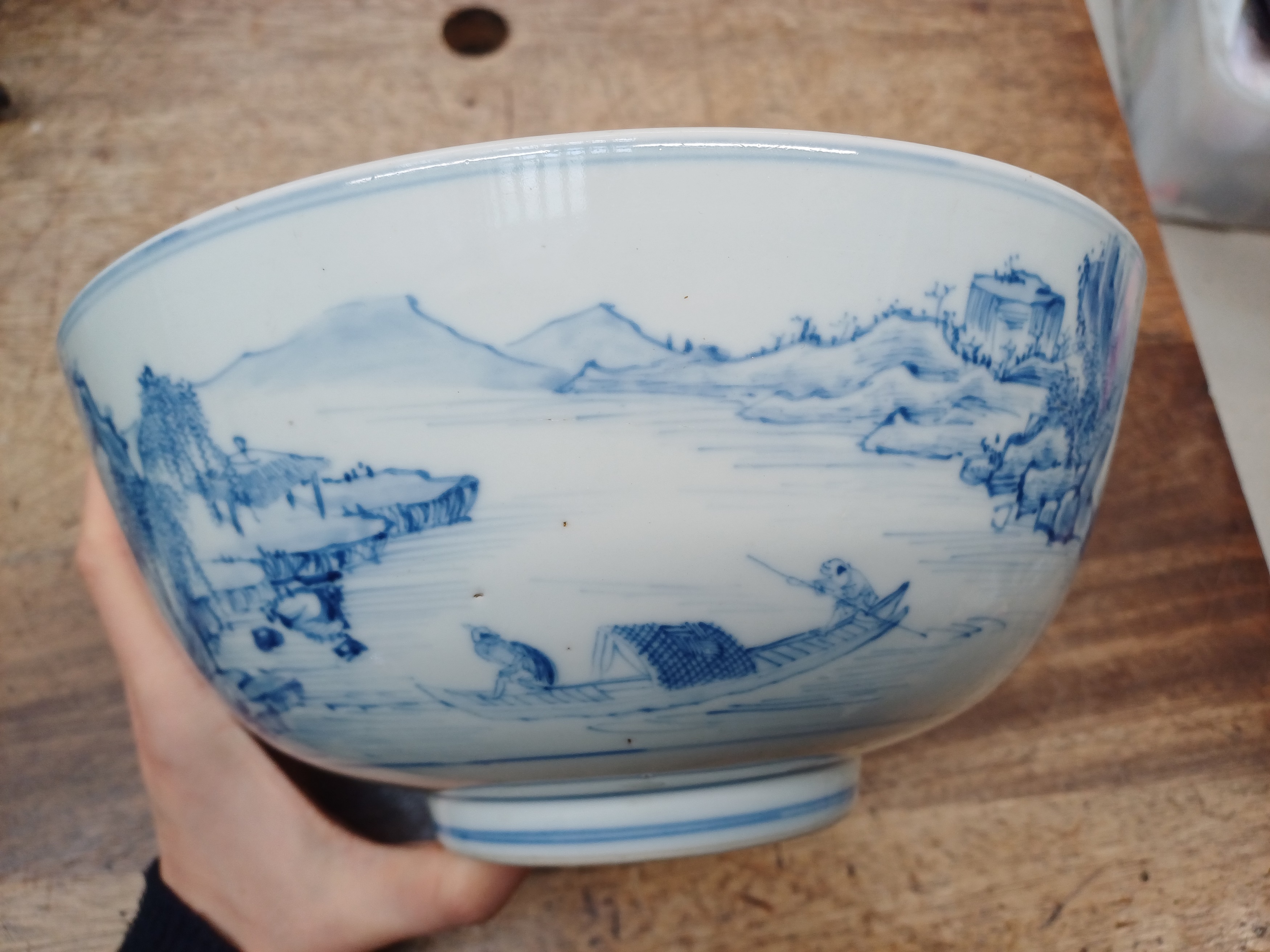 A RARE CHINESE BLUE AND WHITE 'MASTER OF THE ROCKS' BOWL 清康熙或雍正 青花山水人物圖紋盌 - Image 10 of 19