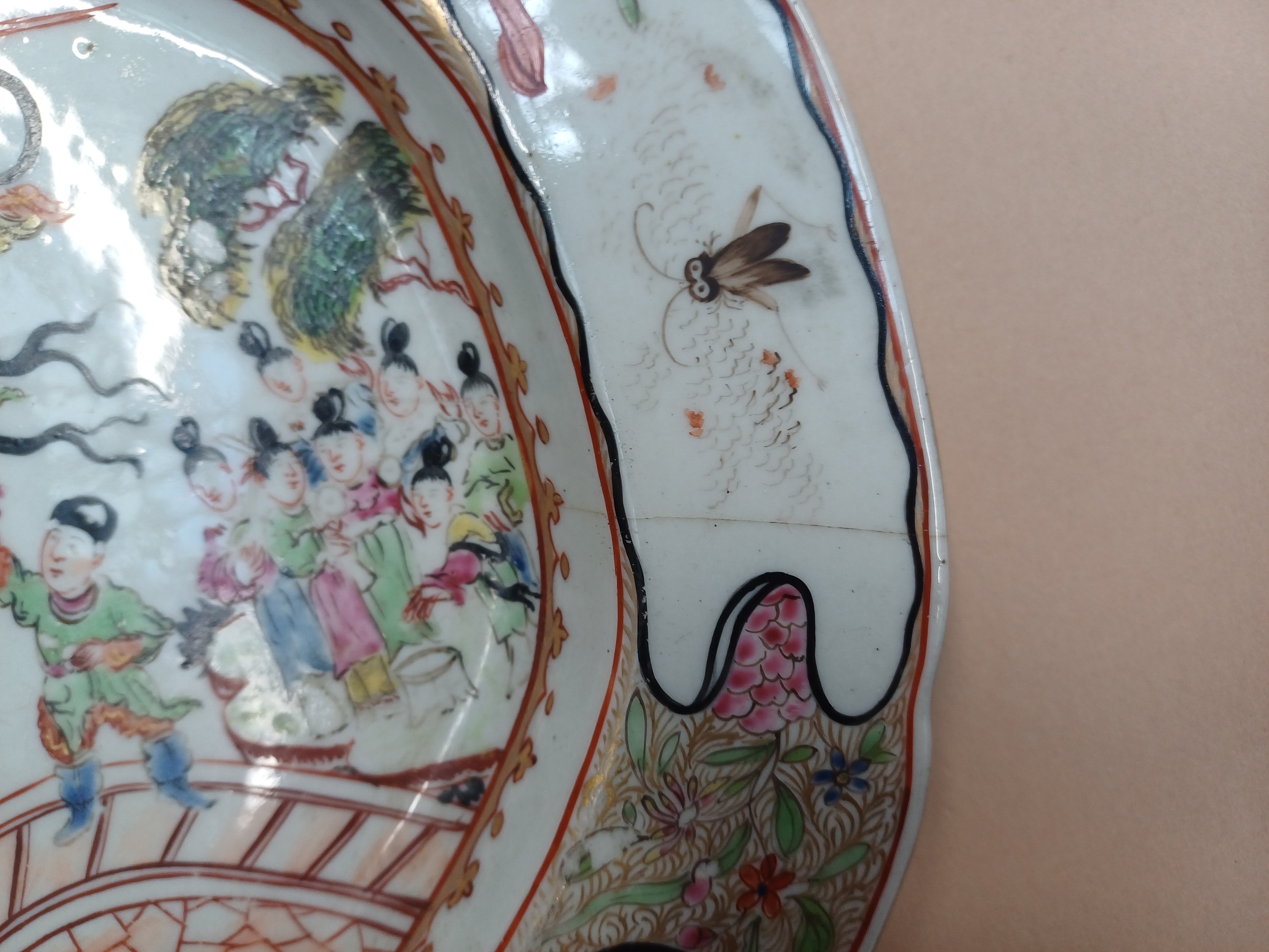 A PAIR OF CHINESE EXPORT FAMILLE-ROSE 'FIGURATIVE' DISHES 清雍正 外銷粉彩人物故事圖紋盤一對 - Image 14 of 18
