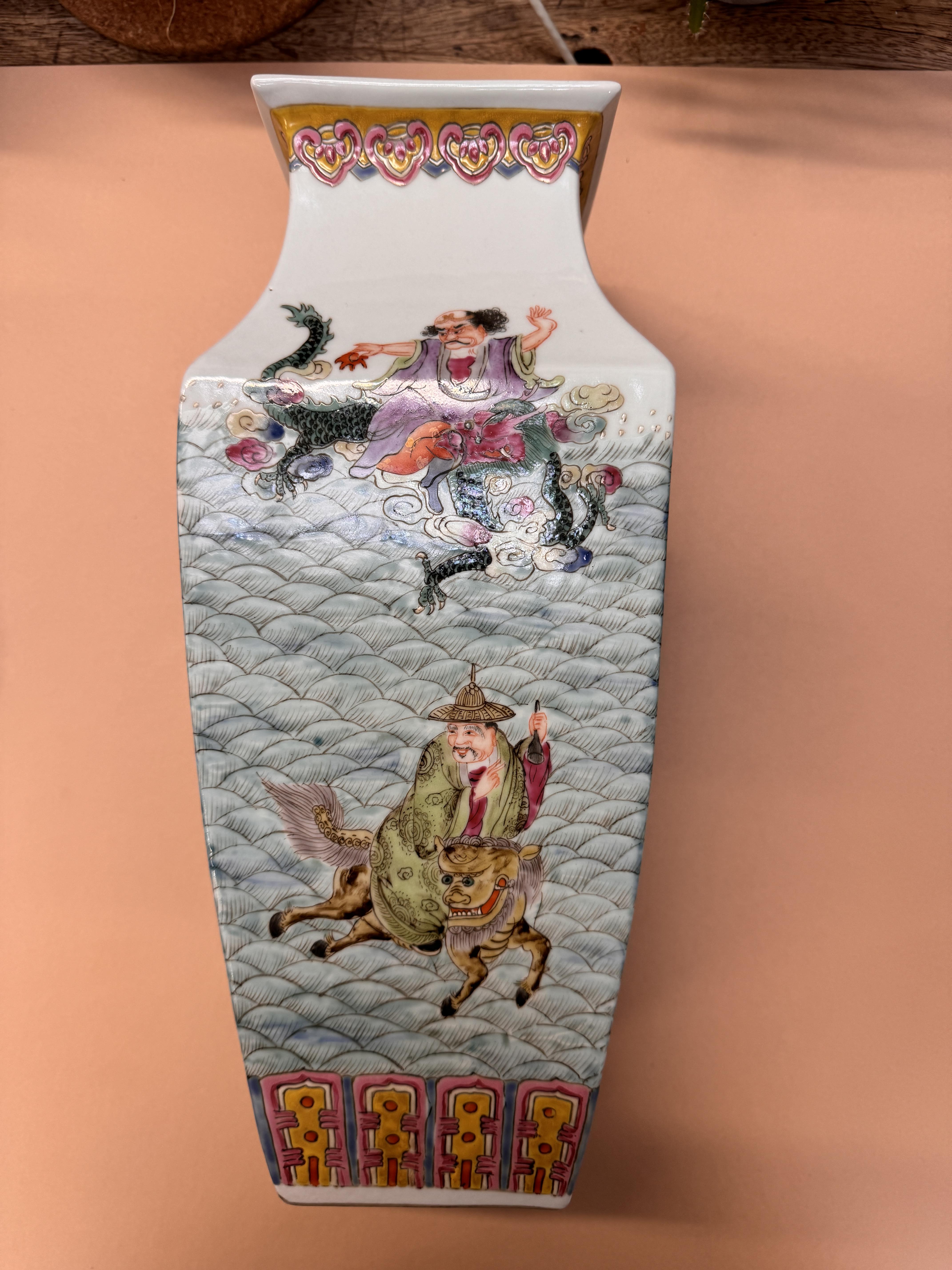 A CHINESE FAMILLE-ROSE SQUARE 'IMMORTALS' VASE 晚清或民國時期 粉彩仙人圖雙獸耳方瓶 - Image 5 of 10