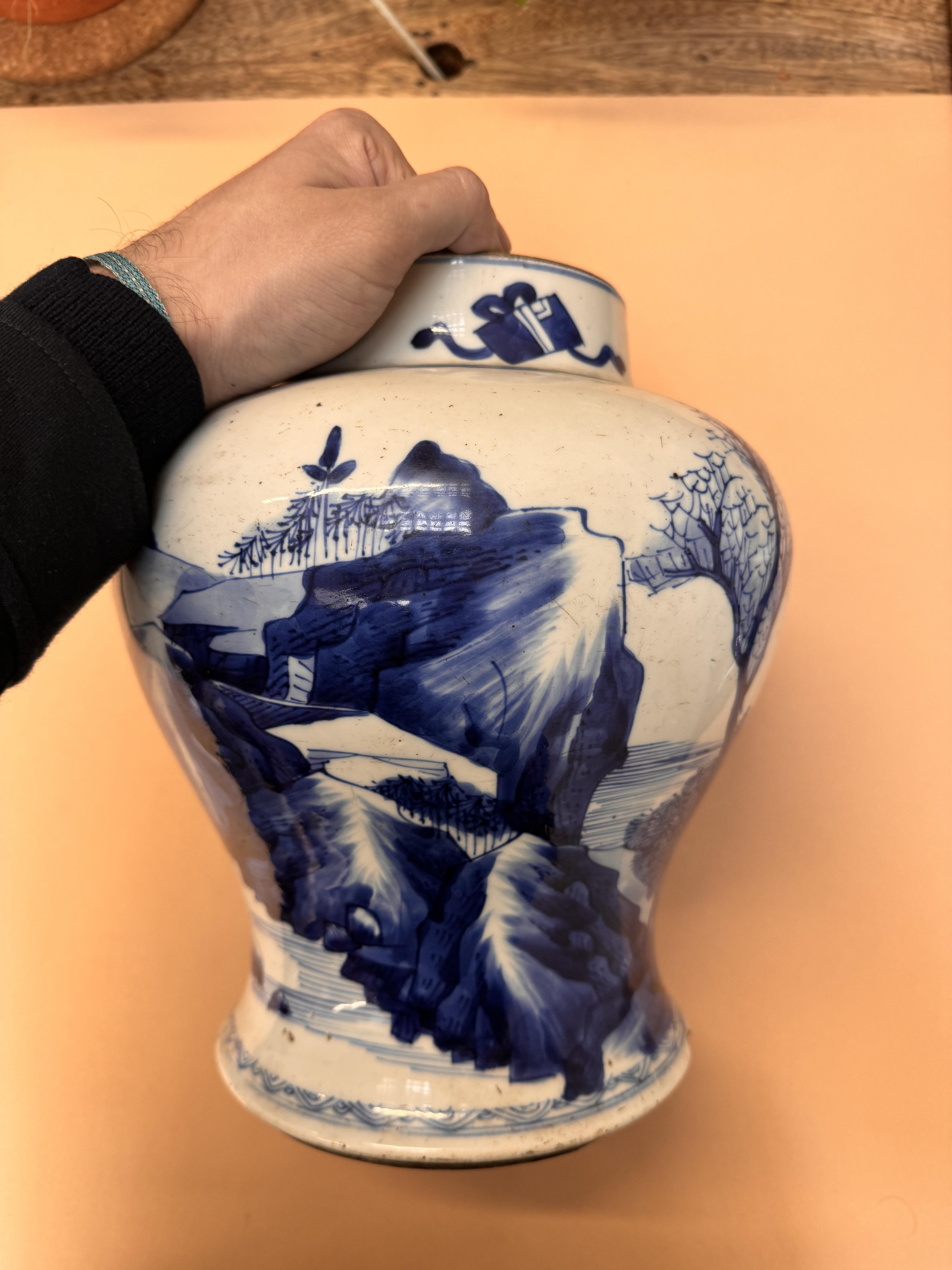 A CHINESE BLUE AND WHITE 'LANDSCAPE' VASE 清康熙 青花山水圖紋瓶 - Image 10 of 22