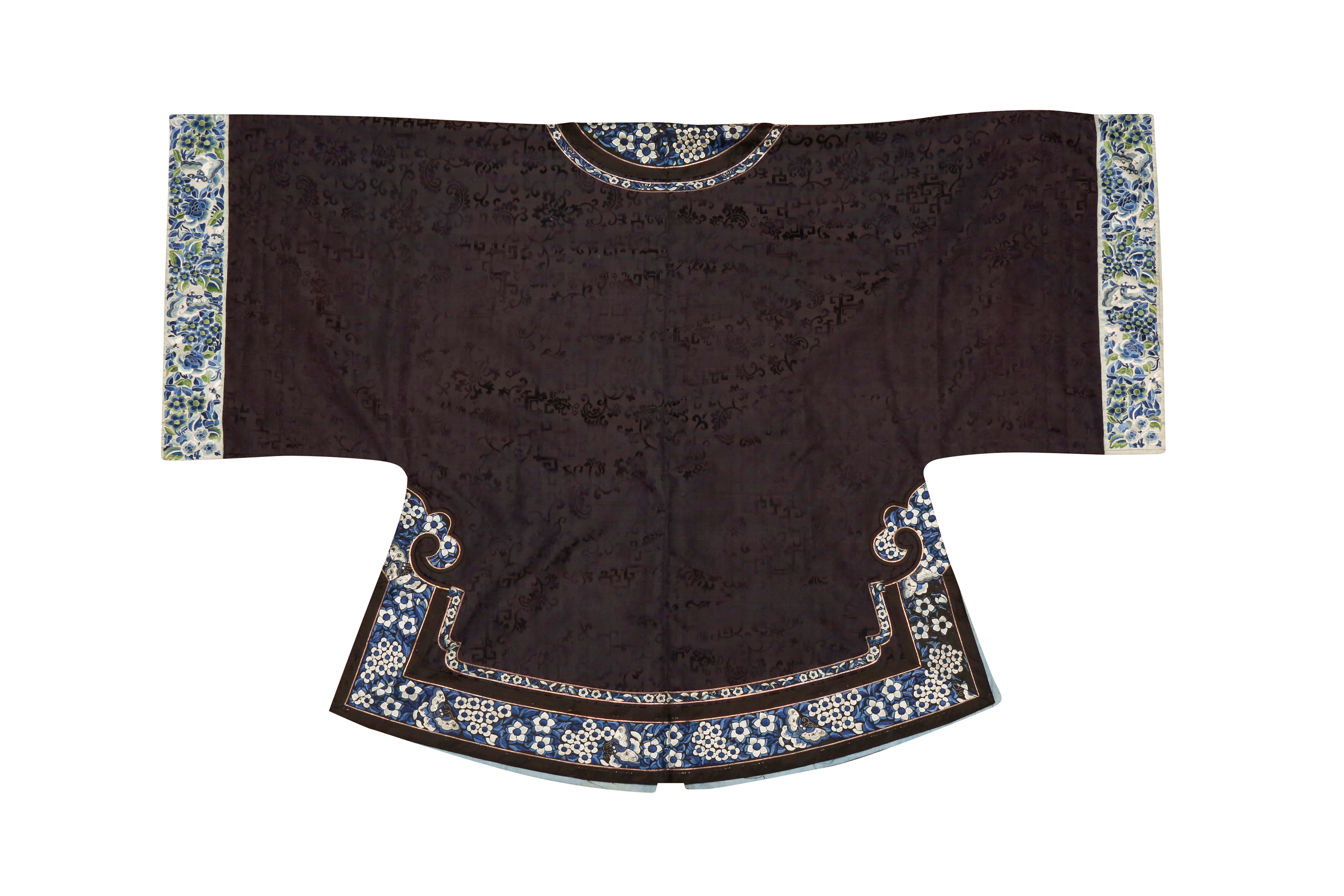 A CHINESE SILK EMBROIDERED ROBE 十九世紀 緞繡花果紋袍 - Image 2 of 2