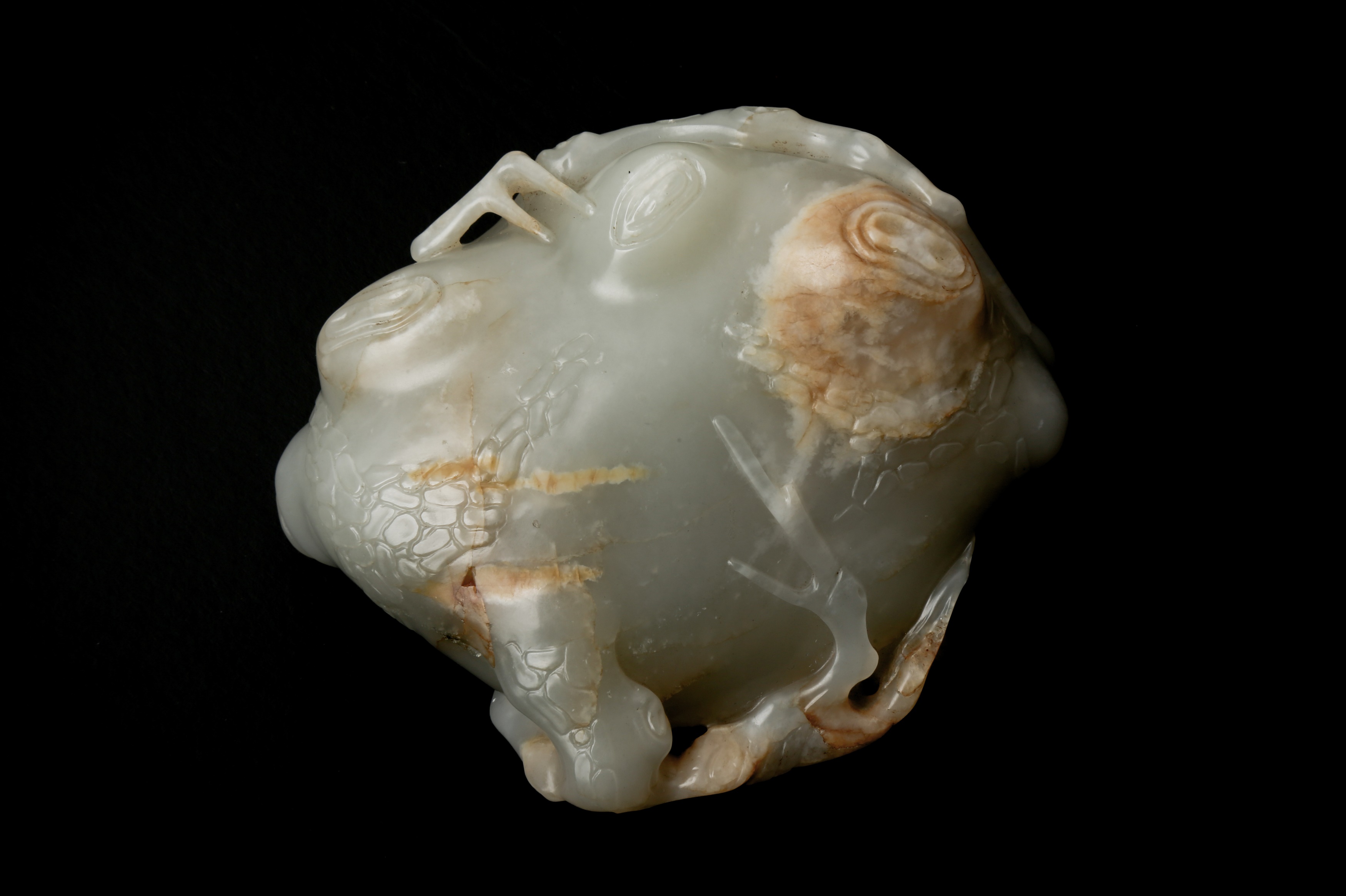 A SMALL CHINESE CARVED CELADON JADE BRUSH WASHER, XI 清 青玉松紋洗 - Image 2 of 19
