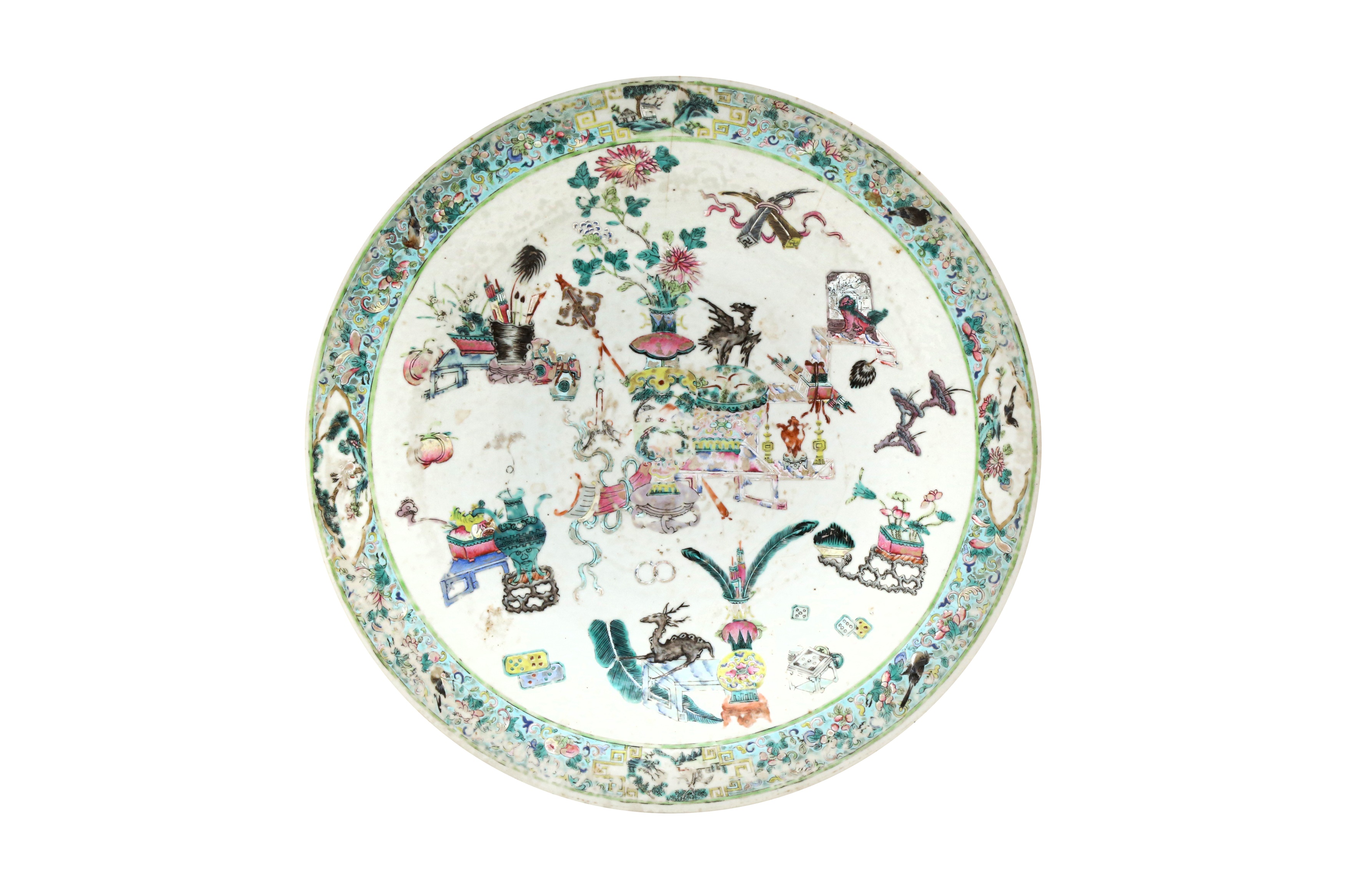 A LARGE CHINESE FAMILLE-ROSE 'HUNDRED ANTIQUES' CHARGER 清十九世紀 粉彩博古圖紋大盤