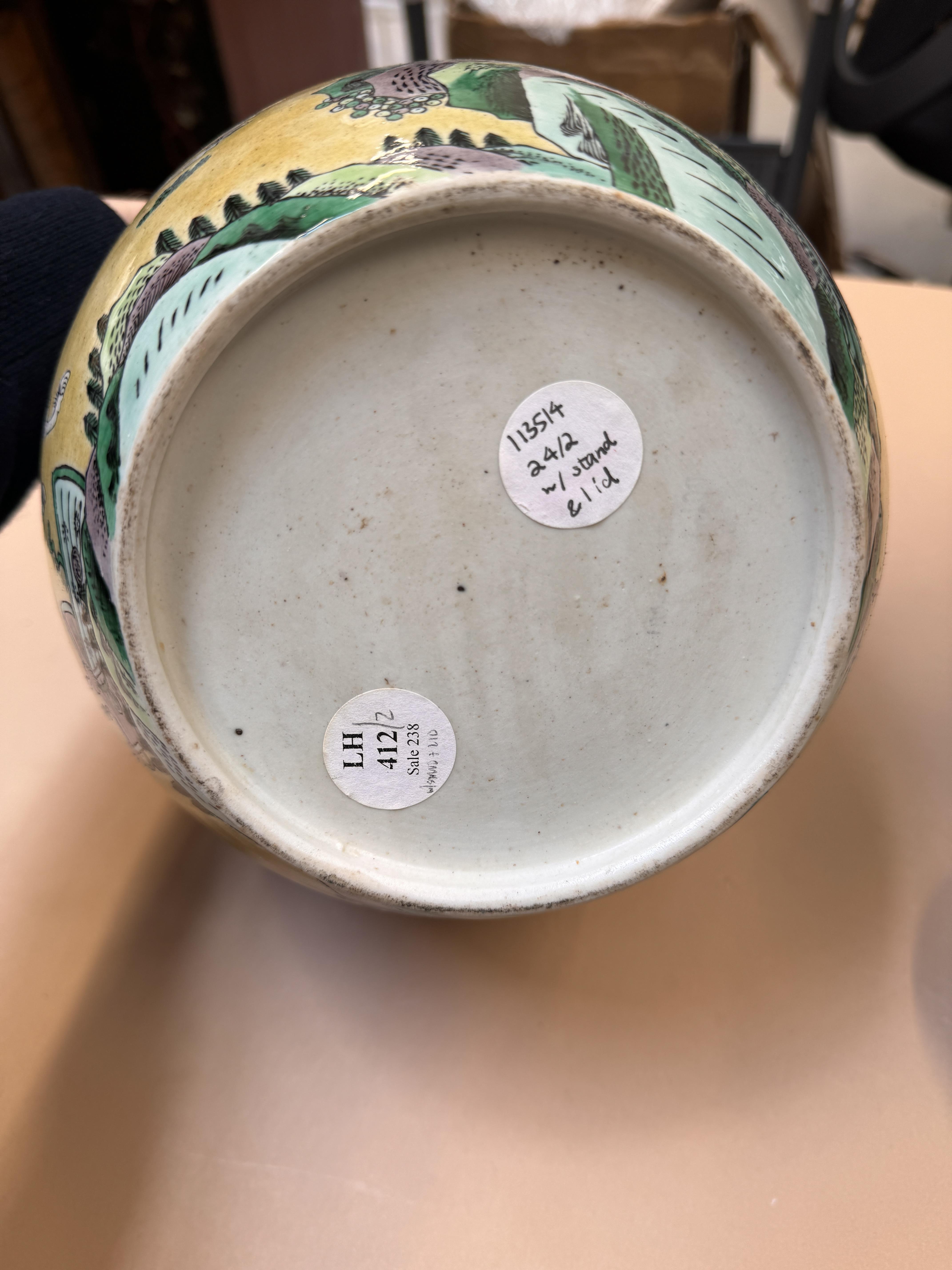A PAIR OF CHINESE FAMILLE-JAUNE JARS AND COVERS 清十九世紀 三彩勇戰圖紋蓋罐一對 - Image 22 of 37
