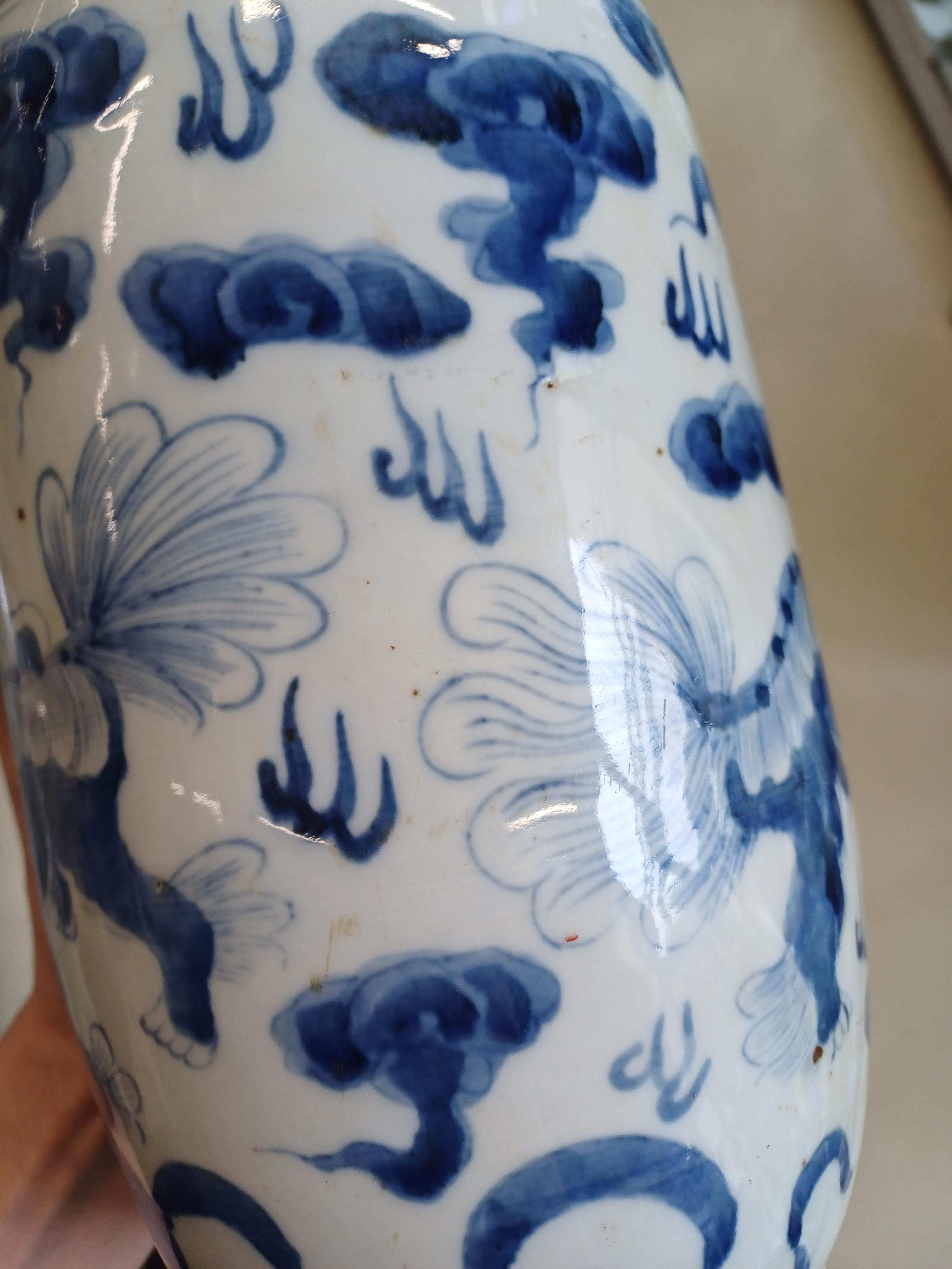 A CHINESE BLUE AND WHITE 'LION DOGS' VASE 清十八或十九世紀 青花佛獅戲球紋瓶 - Image 4 of 11