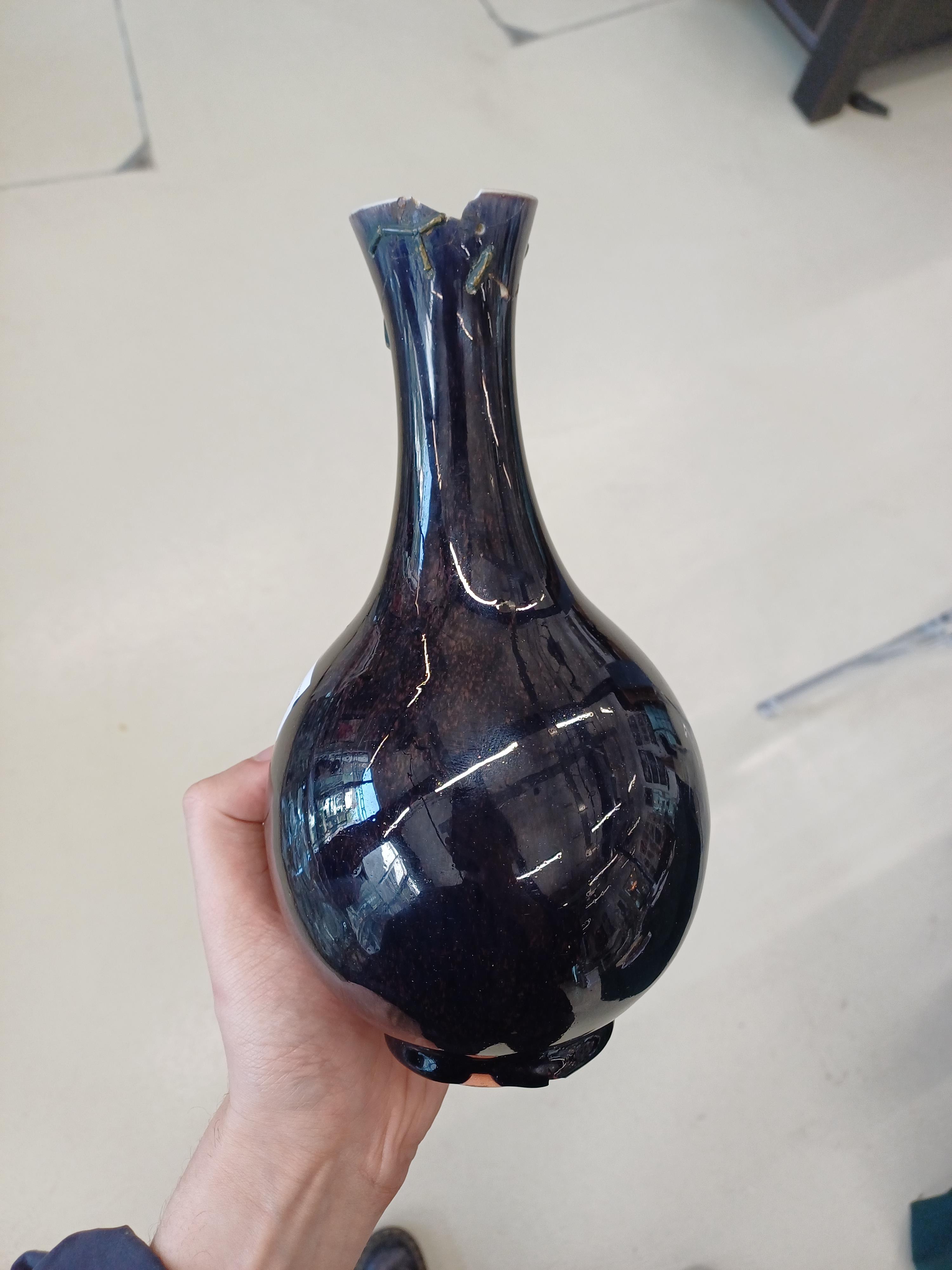 A CHINESE MONOCHROME AUBERGINE-GLAZED VASE 清十九世紀 茄皮紫釉瓶 - Image 7 of 9