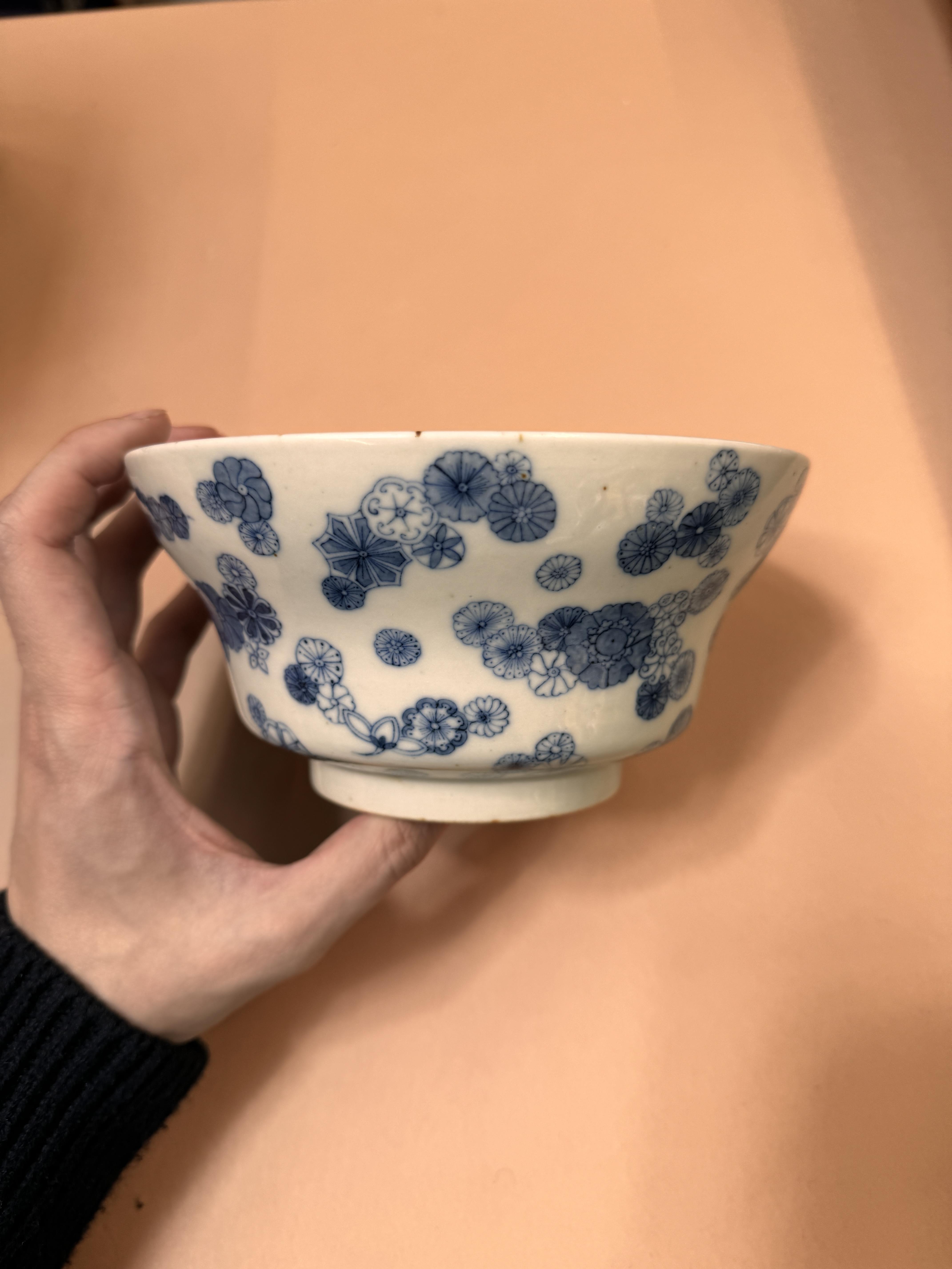 A CHINESE BLUE AND WHITE OGEE BOWL 清十九世紀 青花皮球花折腰盌 《御賜純一堂製》款 - Image 8 of 20