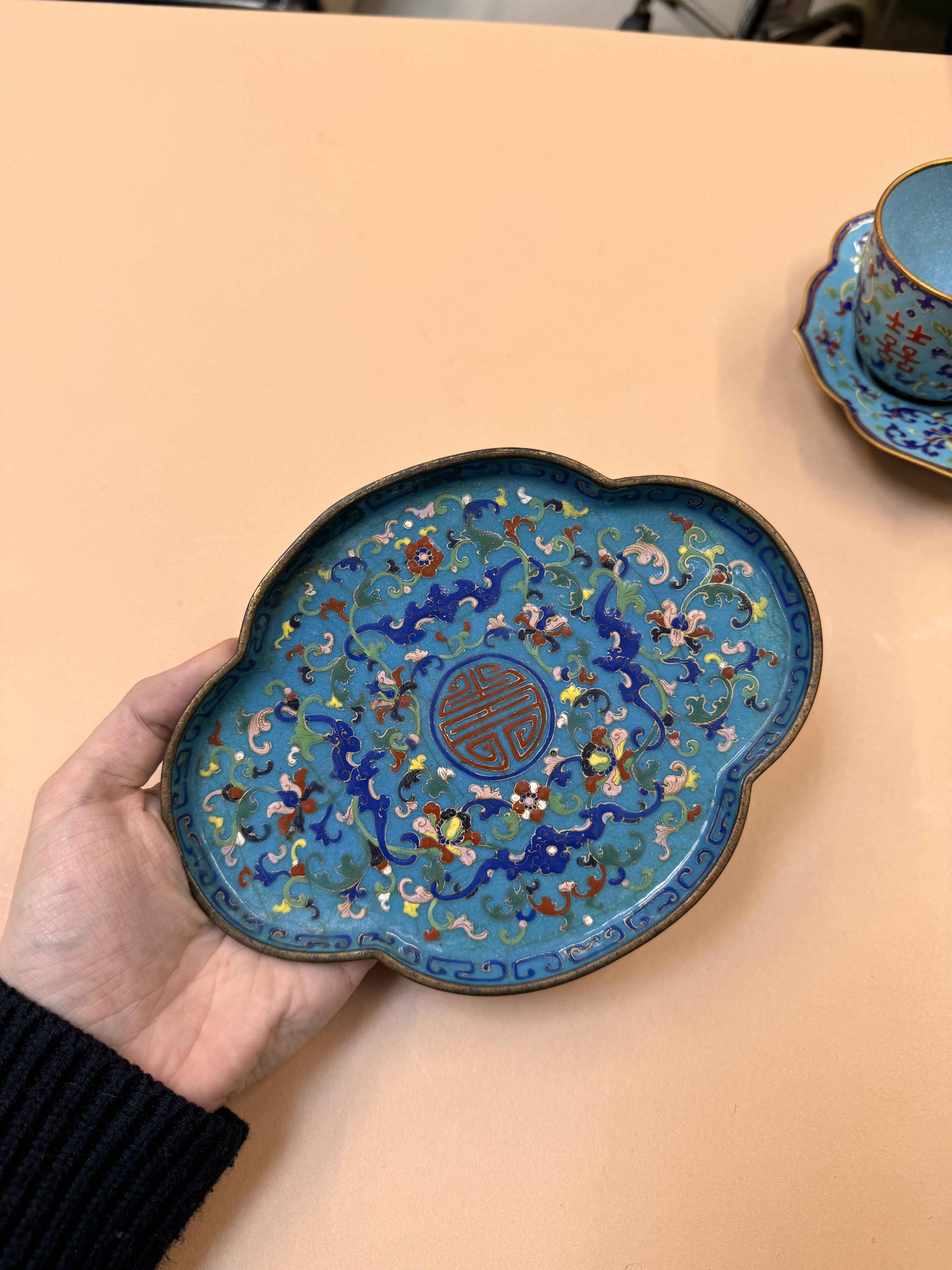 A CHINESE CANTON ENAMEL CUP, STAND AND DISH 清十九世紀 廣東銅胎畫琺瑯「壽」盤及「囍」盃及盤 - Image 27 of 31