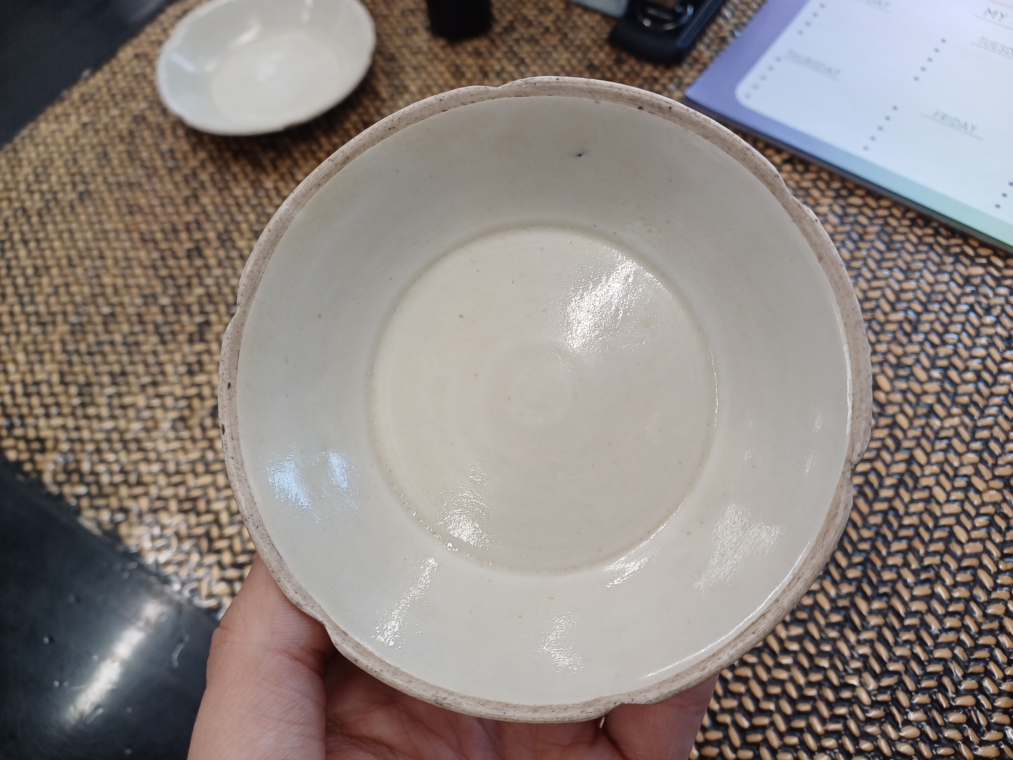 A SMALL PAIR OF CHINESE DING-TYPE FOLIATE DISHES 北宋至金 仿定窰花口盌一對 - Image 12 of 16