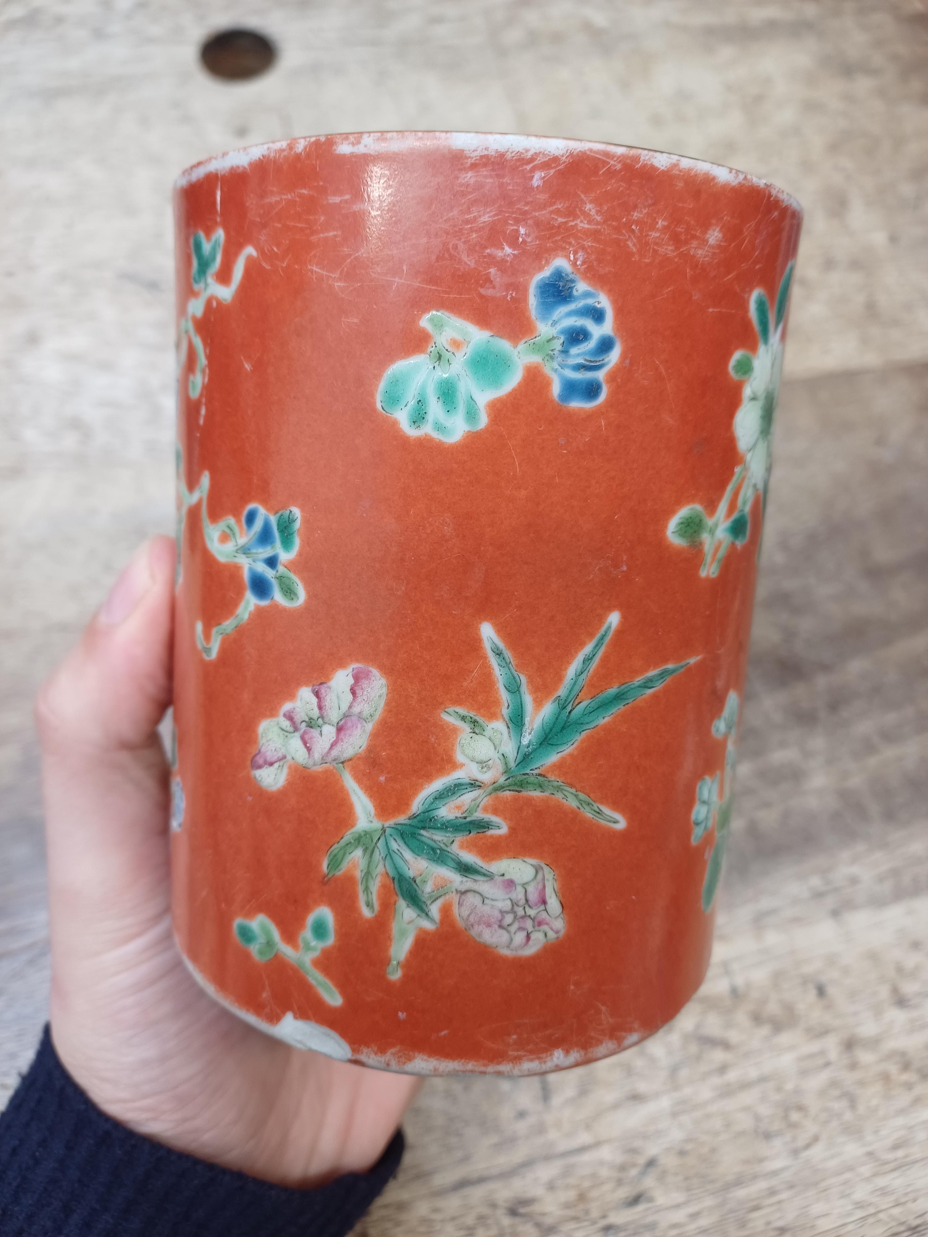 A CHINESE FAMILLE-ROSE CORAL-GROUND 'BLOSSOMS' BRUSH POT, BITONG 清十八至十九世紀 粉彩珊瑚紅地花卉紋筆筒 - Image 3 of 11