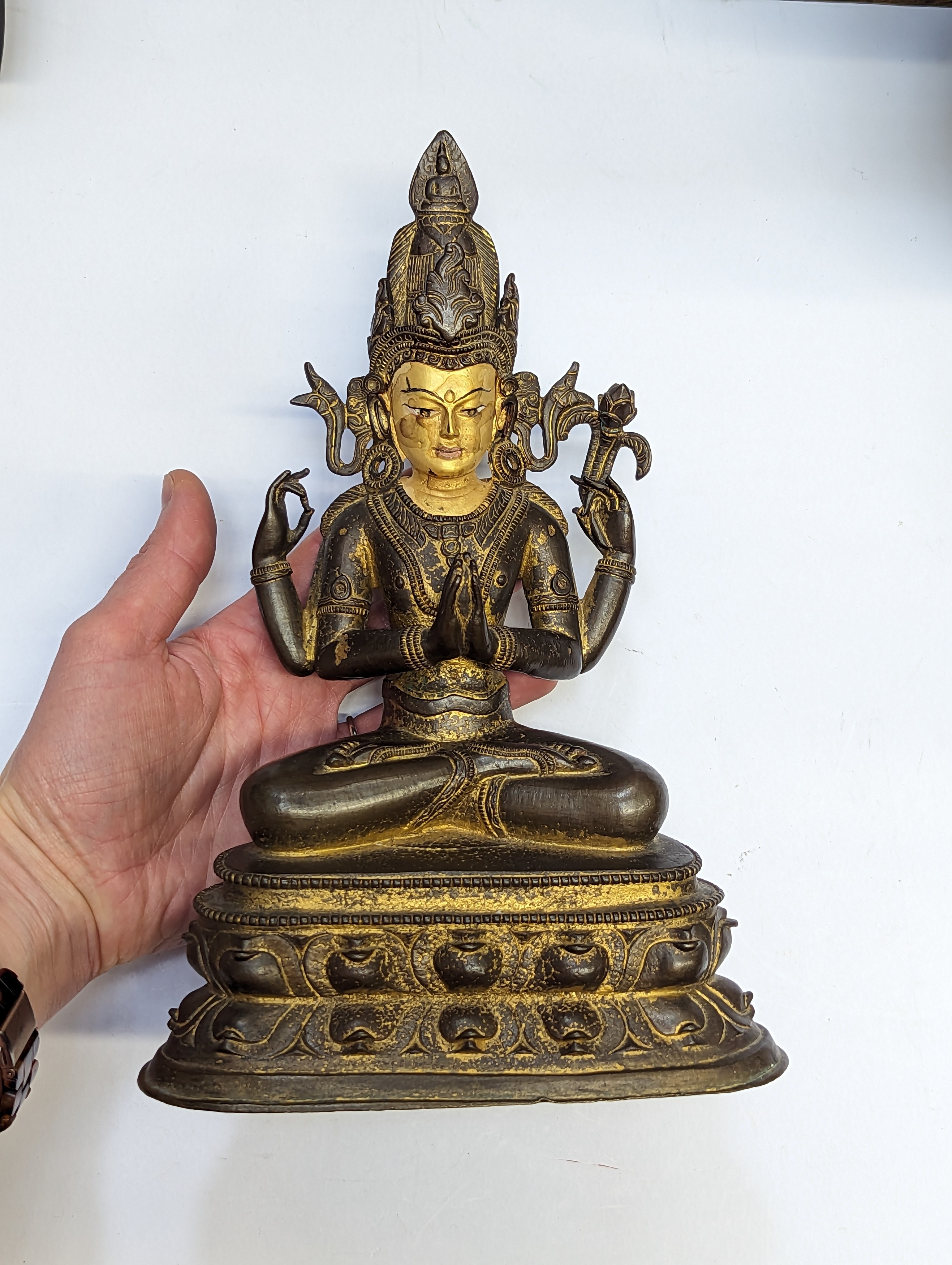 A TIBETAN GILT-BRONZE FIGURE OF SADAKSARI 十四世紀 銅鎏金觀音坐像 - Image 2 of 18