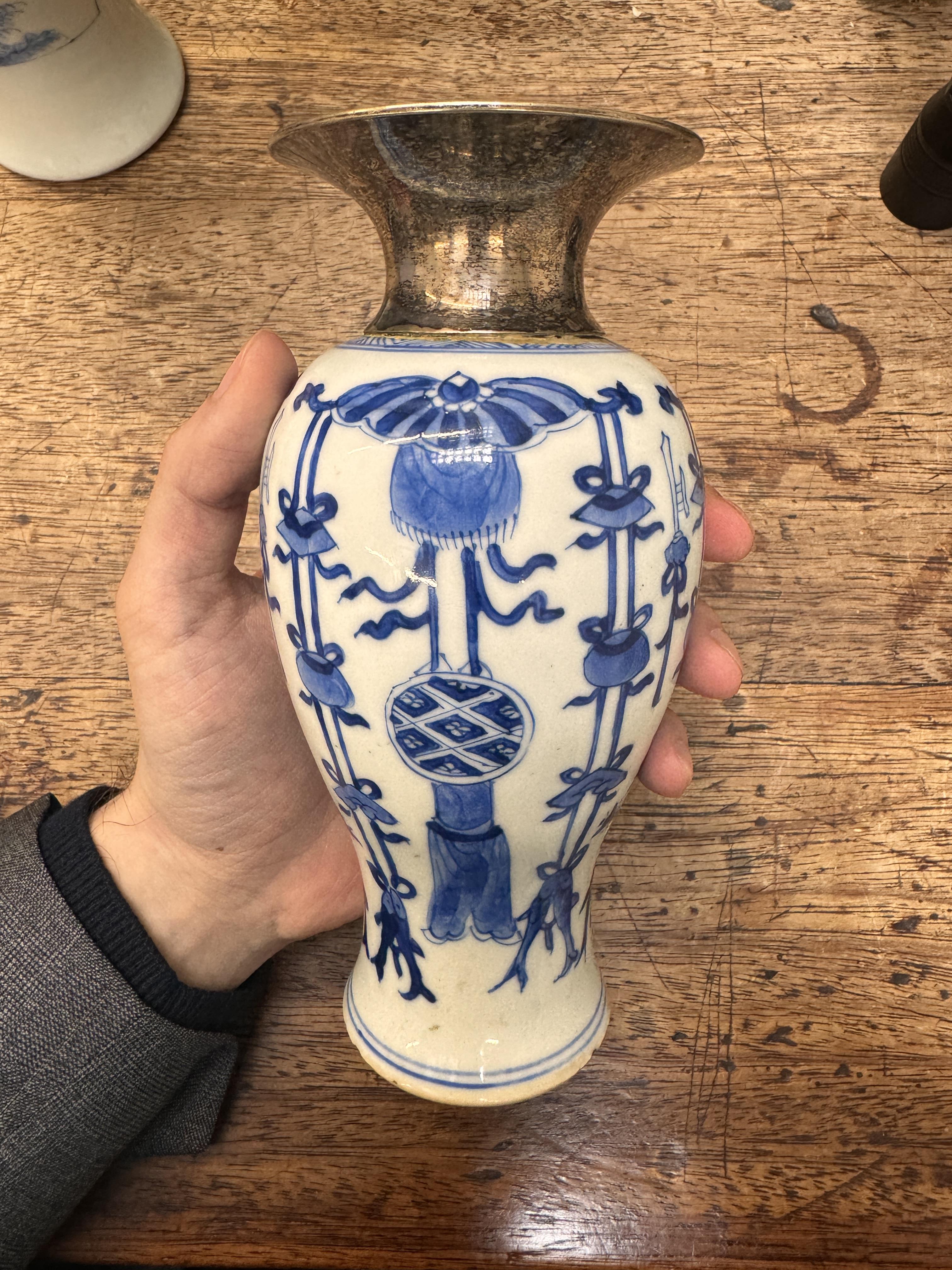 A CHINESE BLUE AND WHITE VASE 清康熙 青花雙魚紋瓶 - Image 9 of 17