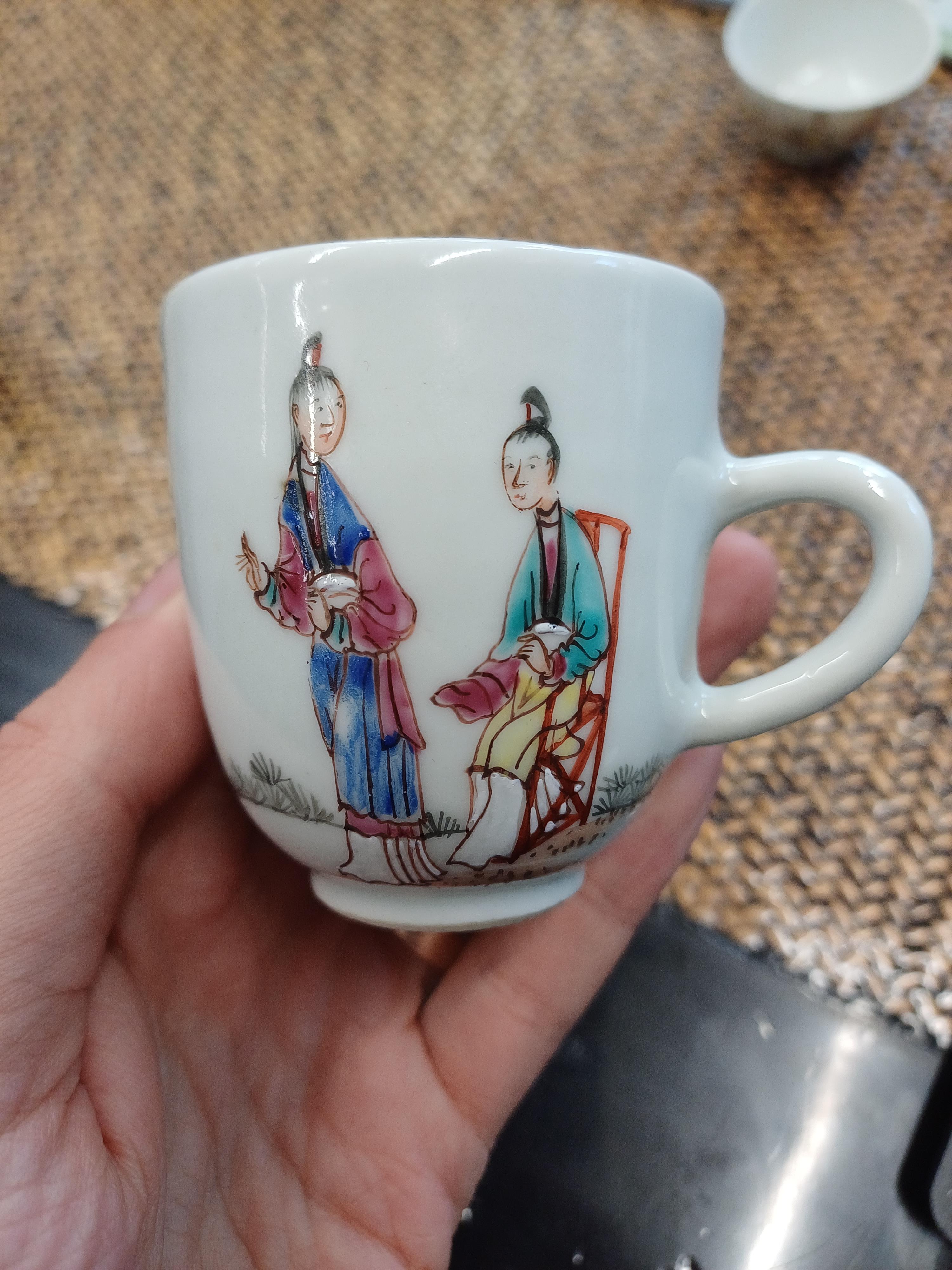 A GROUP OF CHINESE AND JAPANESE TEABOWLS AND CUPS 十八至二十世紀 中國及日本瓷器一組 - Image 17 of 28