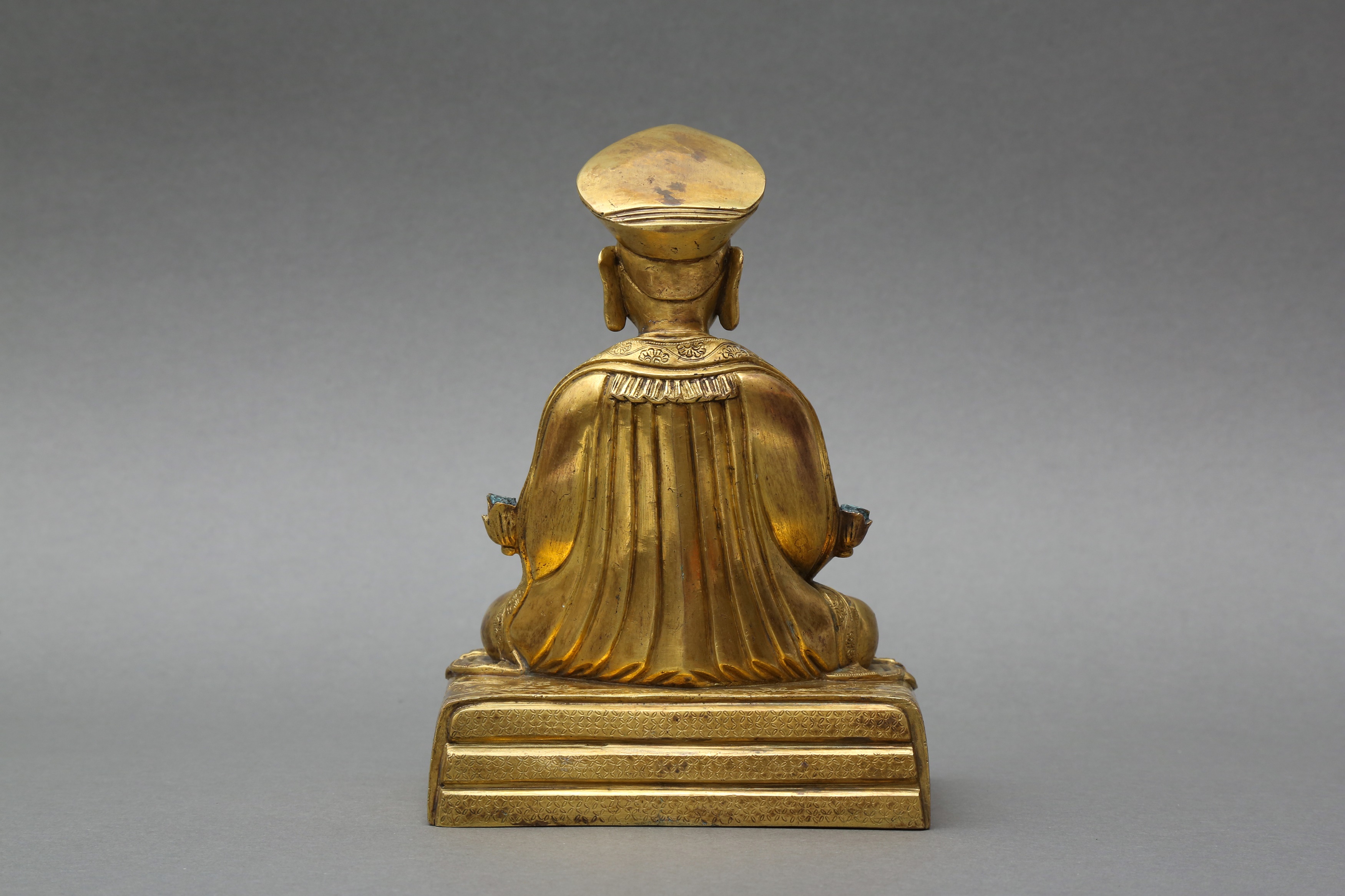 A SINO-TIBETAN GILT BRONZE FIGURE OF THE THIRD CHANGKYA HUTUKTU, ROLPAI DORJE 清十八世紀 銅鎏金三世章嘉呼圖克圖若必多吉坐 - Image 2 of 23