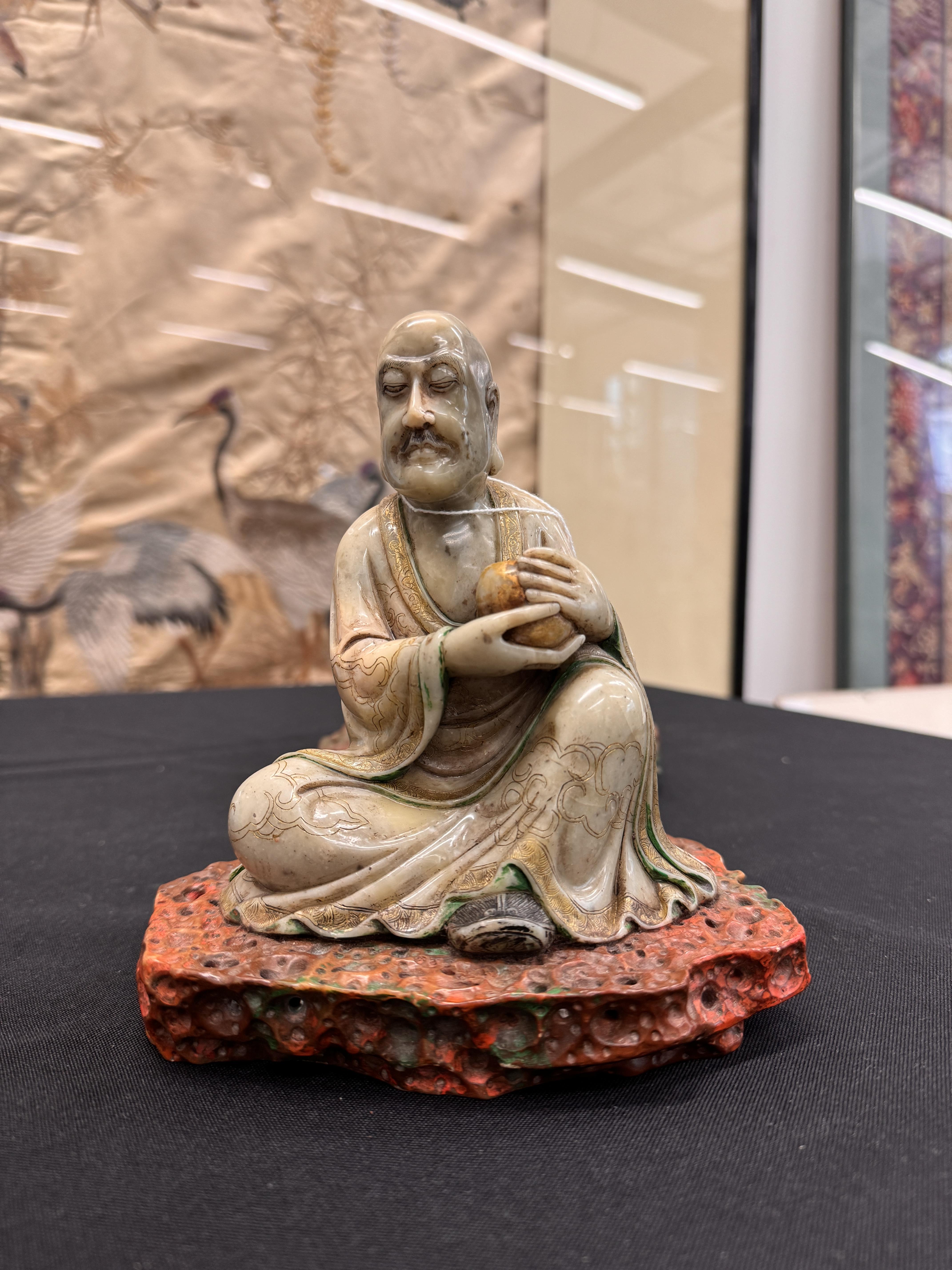 A PAIR OF FINE CHINESE SOAPSTONE 'LUOHAN' FIGURES 清康熙 壽山石羅漢坐像一對 - Image 10 of 24