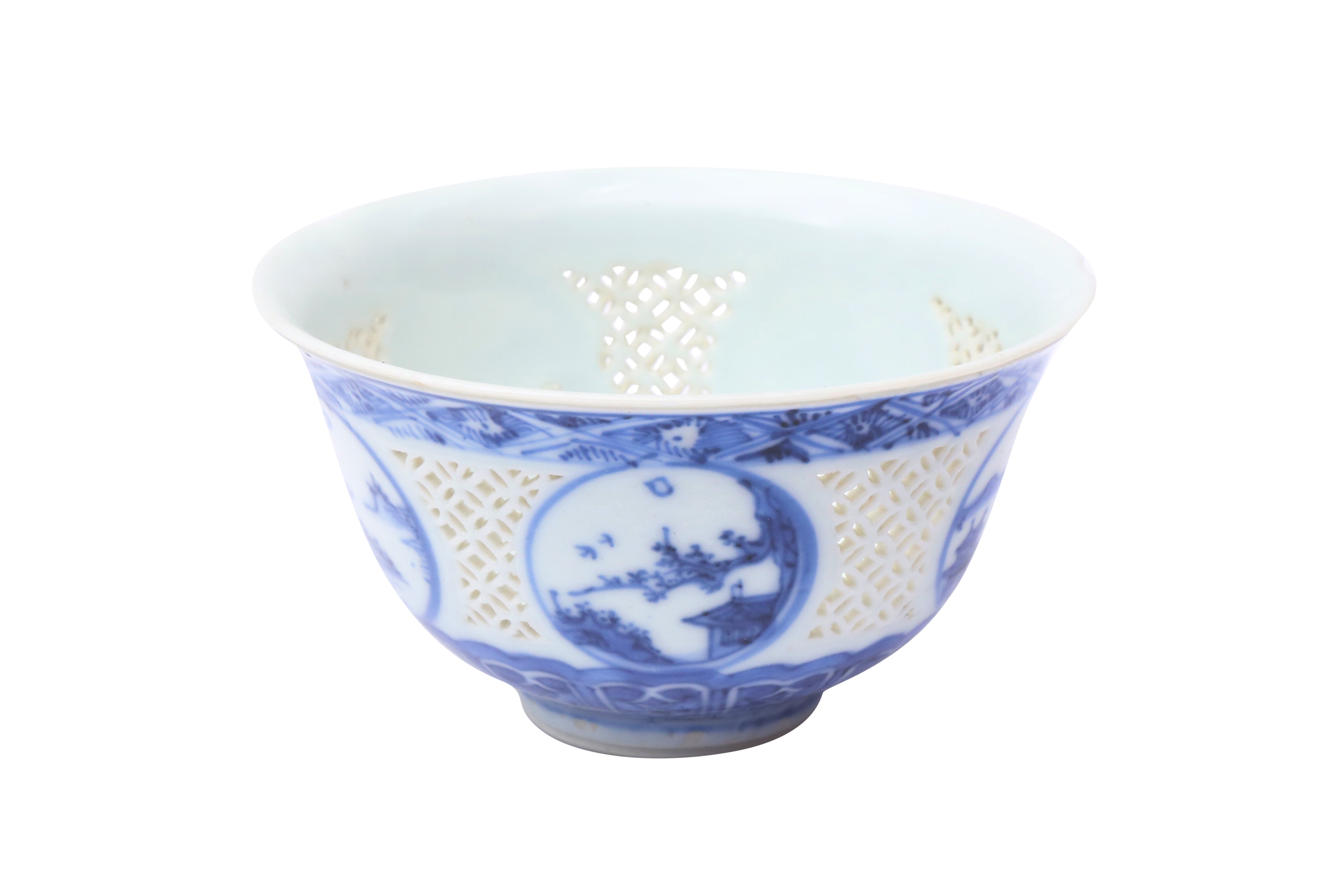 A CHINESE RETICULATED BLUE AND WHITE 'LINGLONG' TEA BOWL AND THREE EXPORT CERAMICS 清 崇禎至十八世紀 青花玲瓏盌及外 - Image 2 of 21