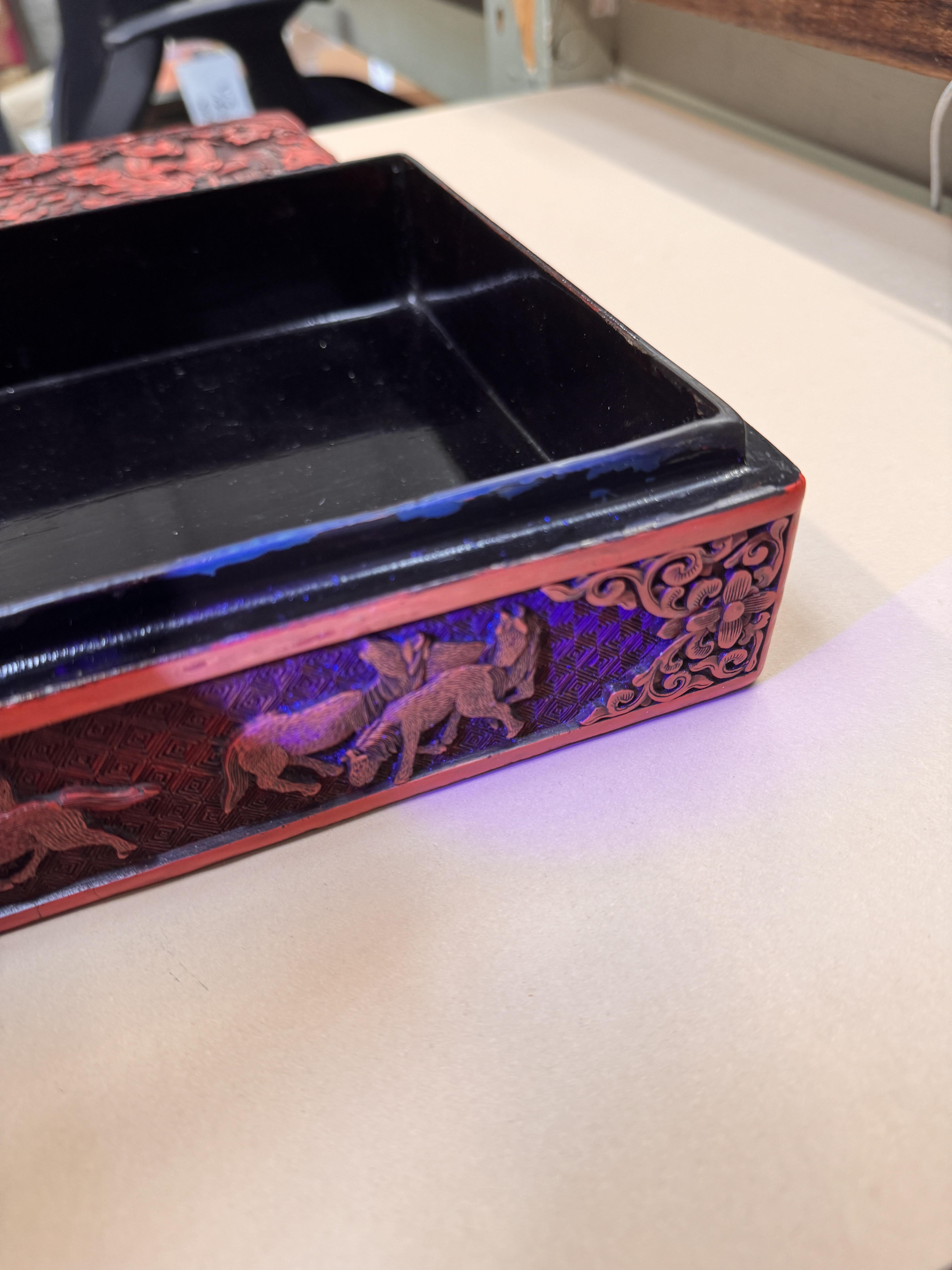 A LARGE AND FINE CHINESE CINNABAR LACQUER 'FIGURAL' BOX AND COVER 早十九世紀 剔紅人物故事圖紋方蓋盒 - Image 22 of 54