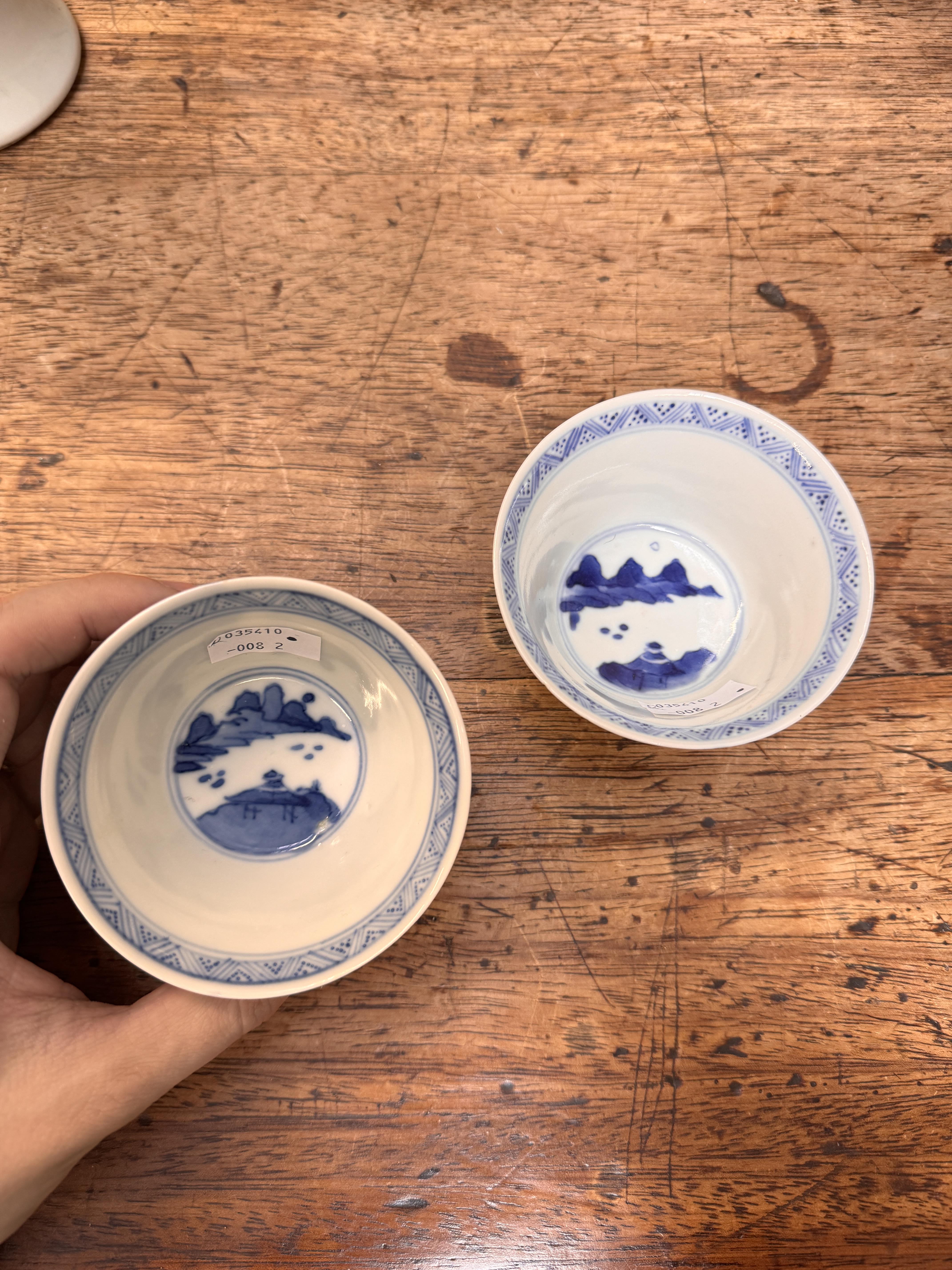 TWO CHINESE BLUE AND WHITE CUPS 清康熙 青花策馬勇戰圖盃兩件 《玉》款 - Image 18 of 23