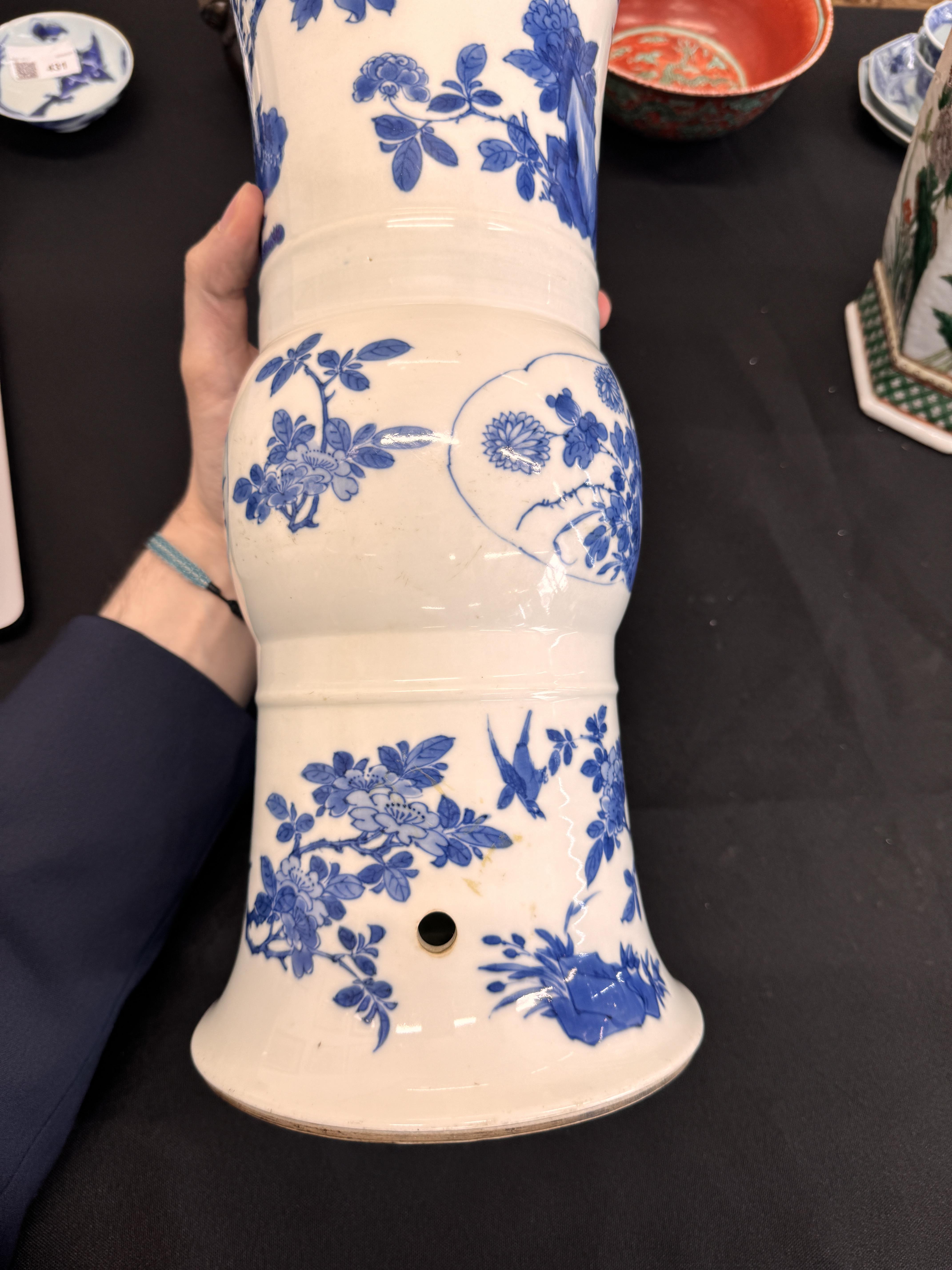 A CHINESE BLUE AND WHITE 'FLORAL' BEAKER VASE, GU 清康熙 青花開光花蟲圖花觚 《大清康熙年製》款 - Image 13 of 21