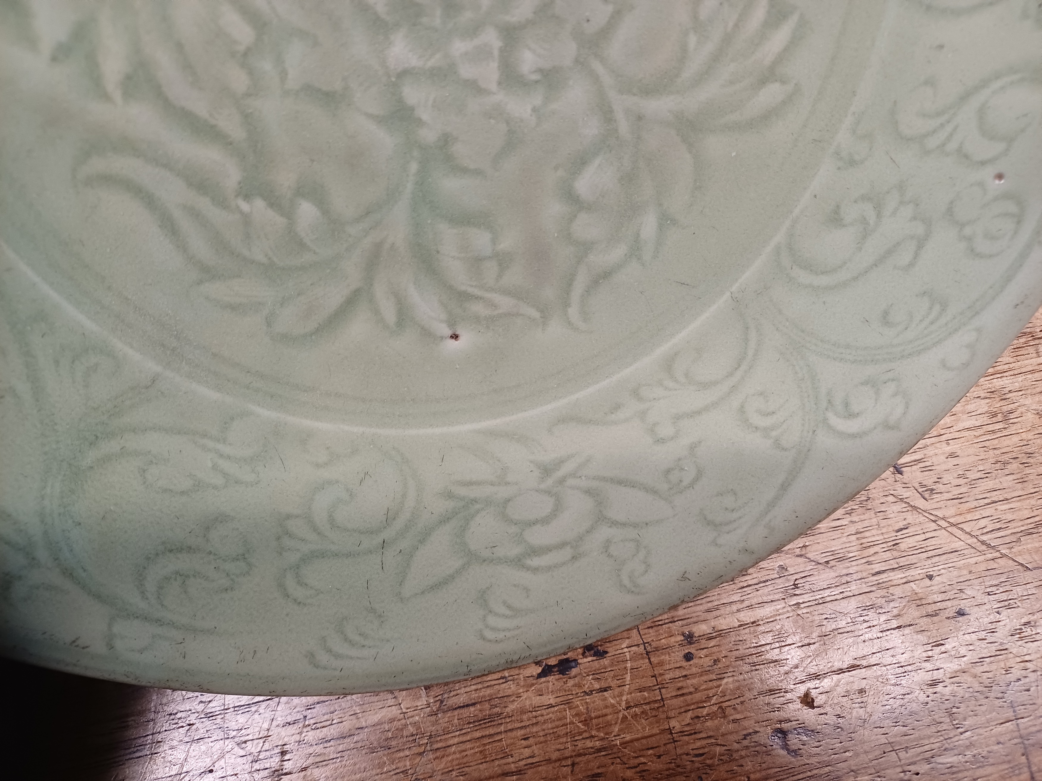 A CHINESE LONGQUAN CELADON-GLAZED 'PEONY' DISH 明十五世紀 龍泉窯青釉牡丹紋盤 - Image 4 of 11