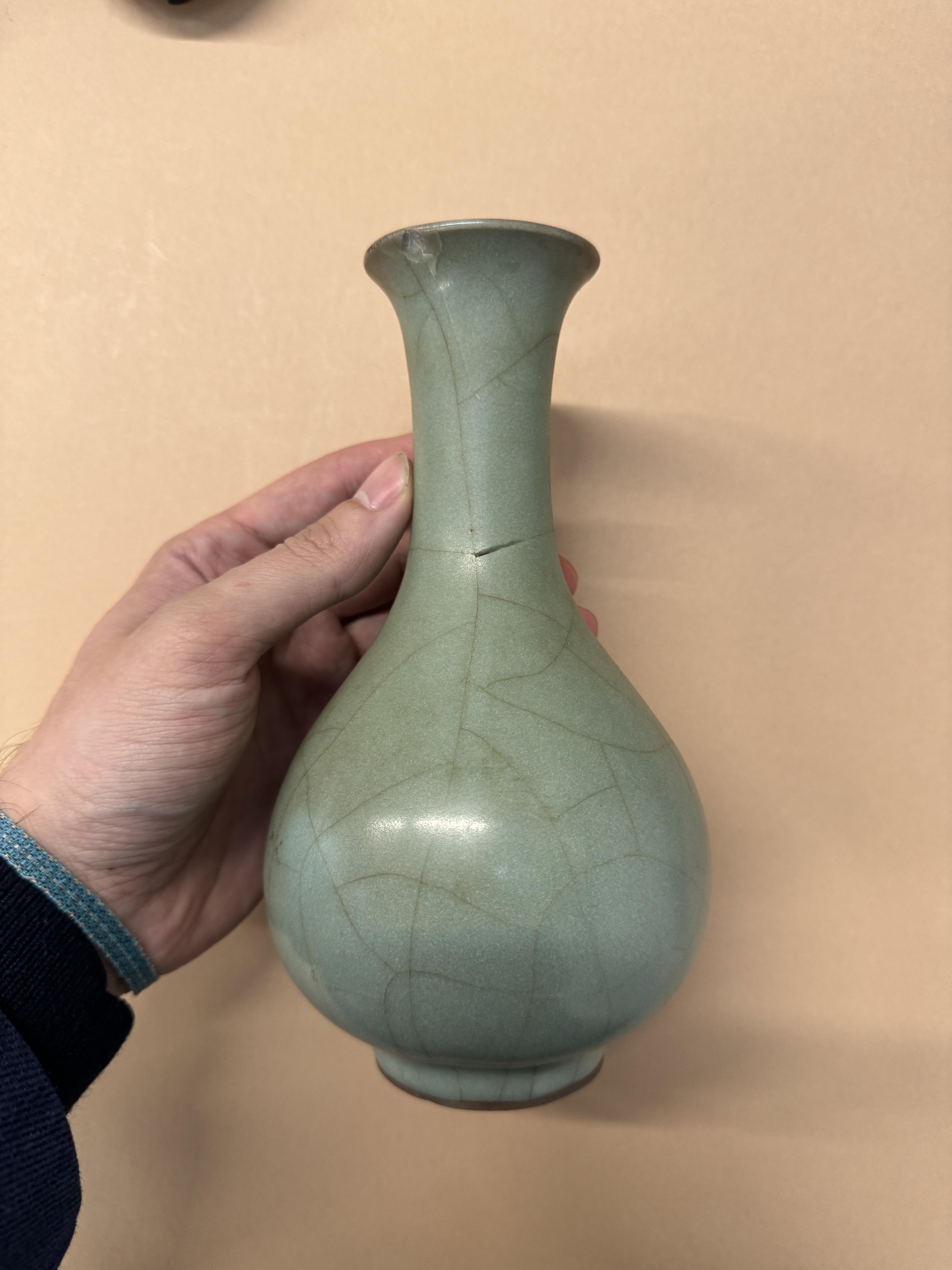 A CHINESE LONGQUAN CELADON-GLAZED VASE, YUHUCHUNPING 宋或後期 龍泉窯青釉玉壺春瓶 - Image 5 of 12